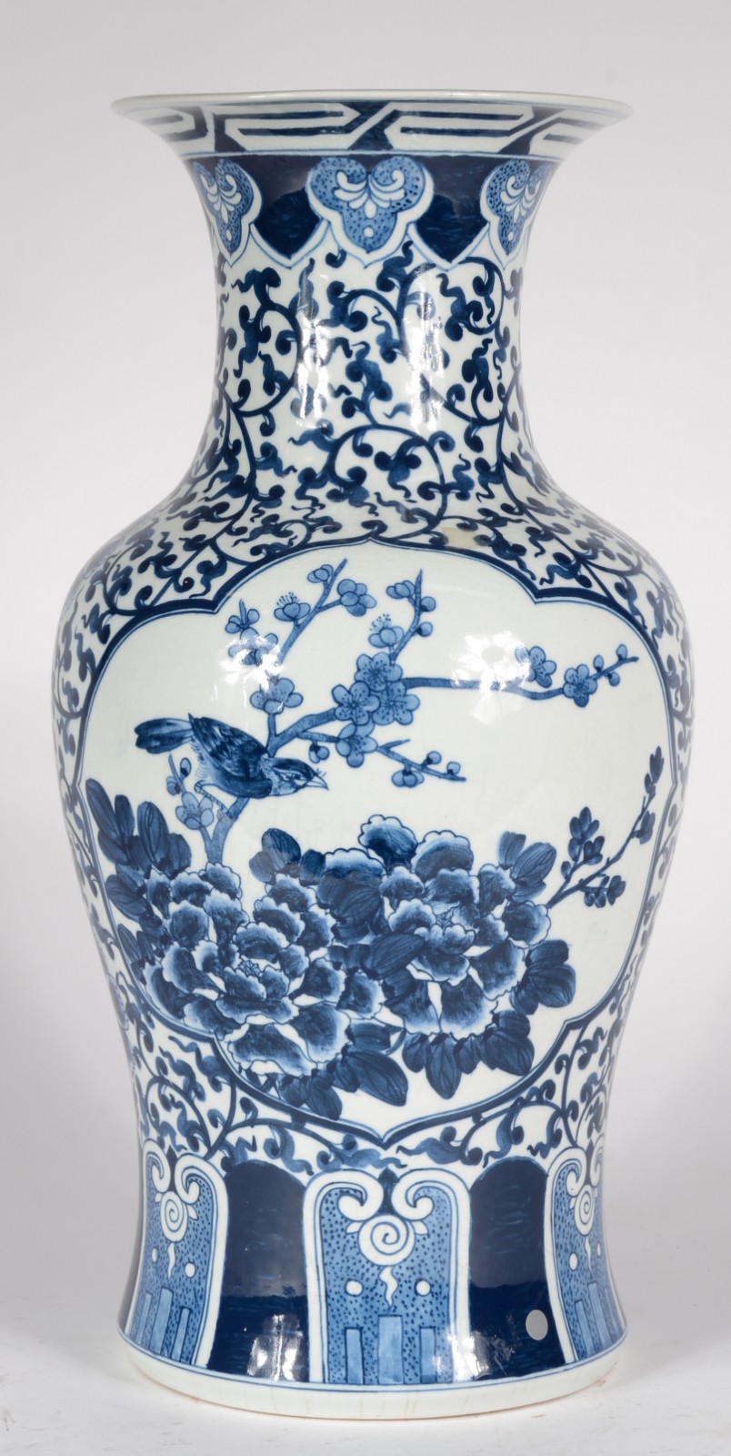 Vaso de porcelana decorada ao gosto oriental com pássaro e flores em... - foto 1 de 5