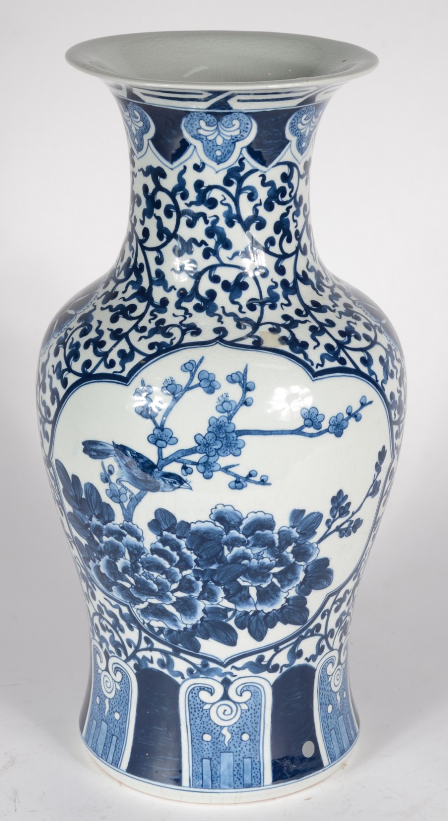 Vaso de porcelana decorada ao gosto oriental com pássaro e flores em... - foto 2 de 5