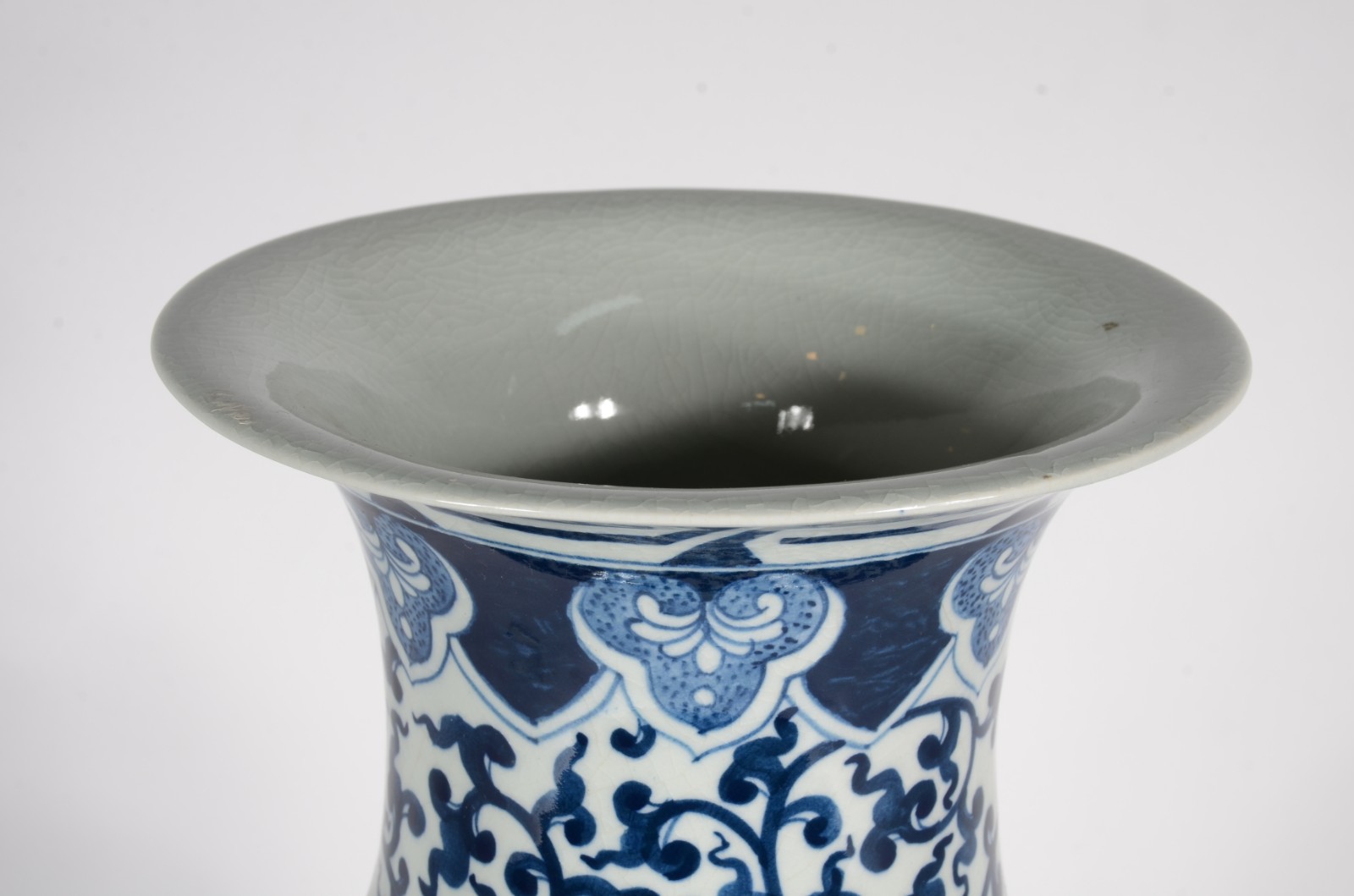 Vaso de porcelana decorada ao gosto oriental com pássaro e flores em... - foto 3 de 5