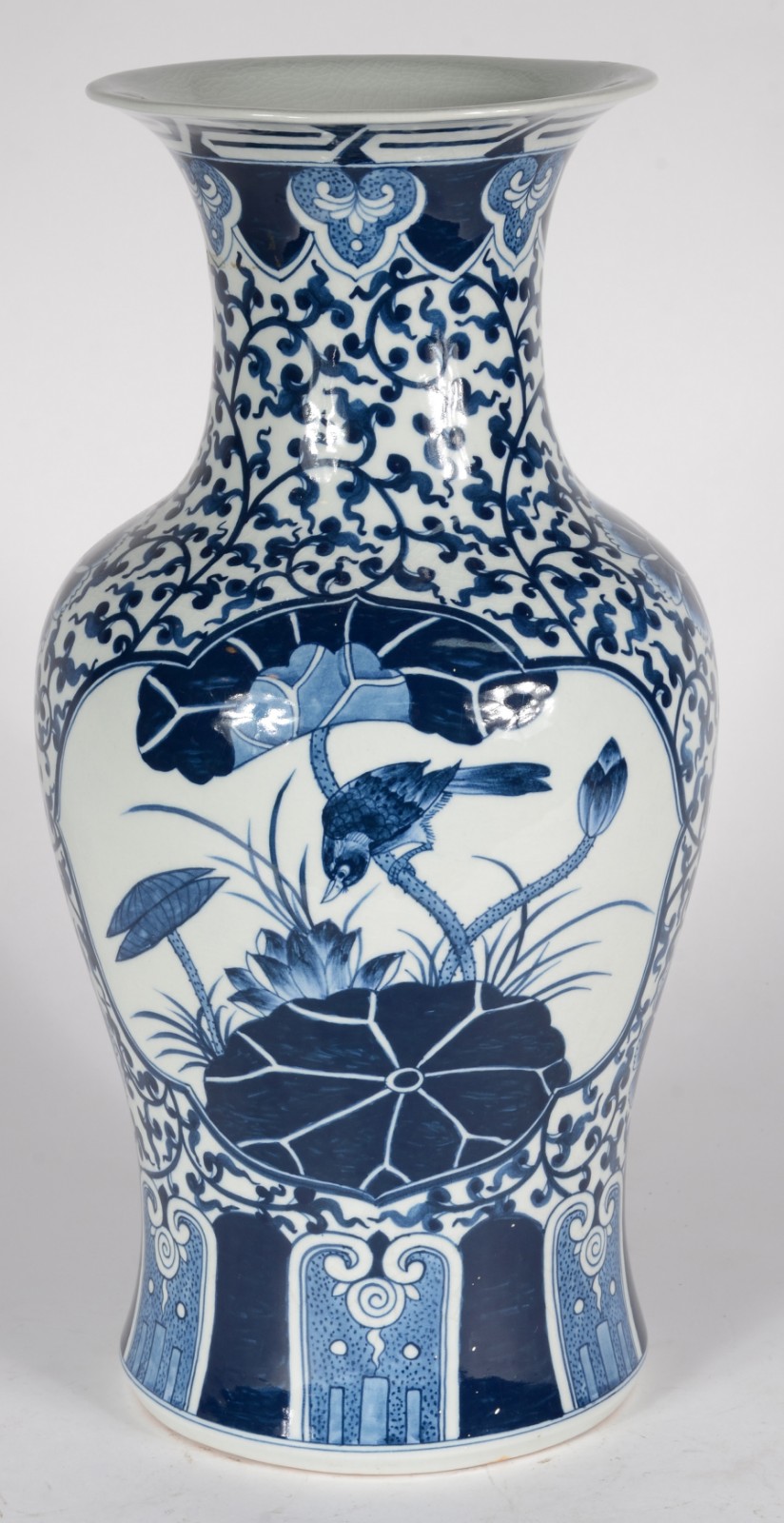 Vaso de porcelana decorada ao gosto oriental com pássaro e flores em... - foto 4 de 5