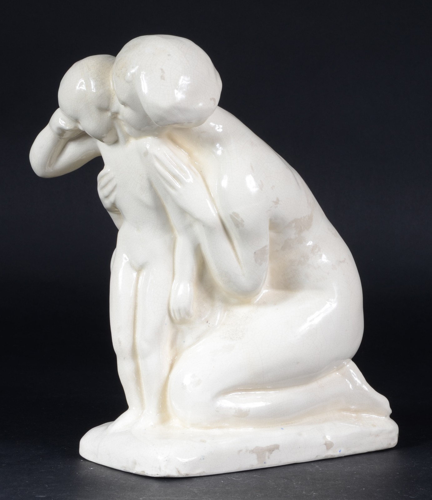Escultura de cerâmica vitrificada branca representando "Mãe e filho". - foto 1 de 6