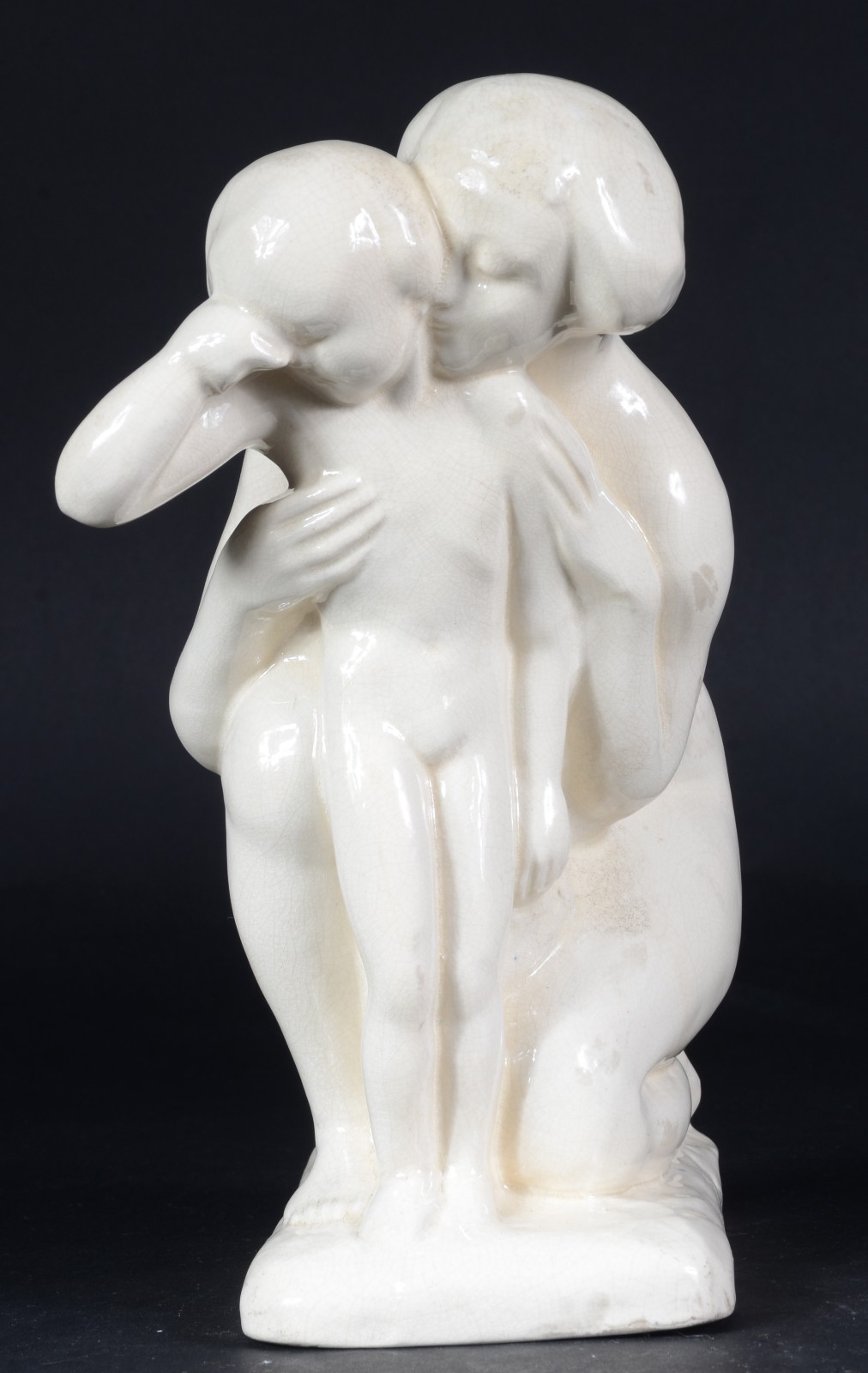 Escultura de cerâmica vitrificada branca representando "Mãe e filho". - foto 2 de 6