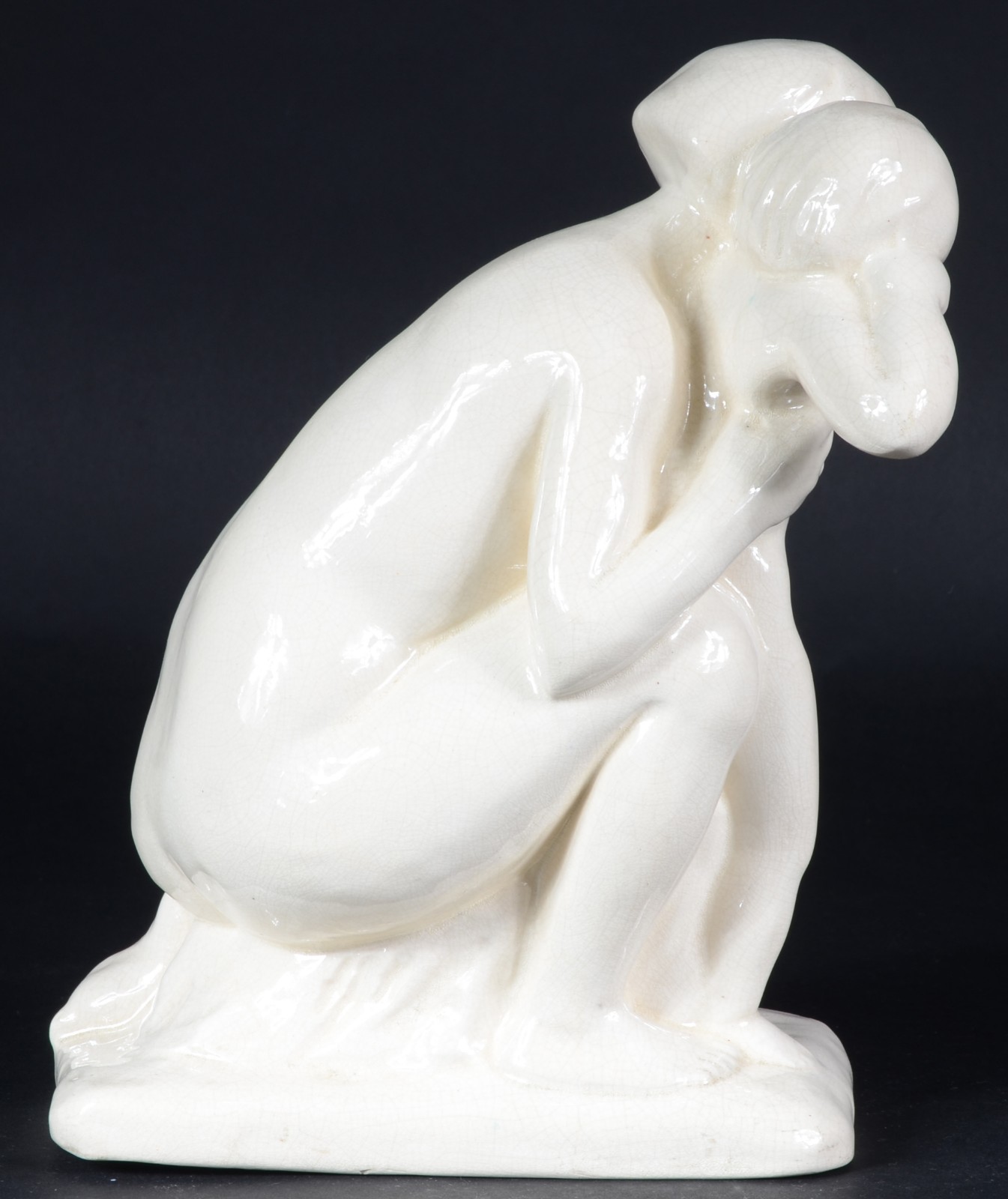 Escultura de cerâmica vitrificada branca representando "Mãe e filho". - foto 3 de 6