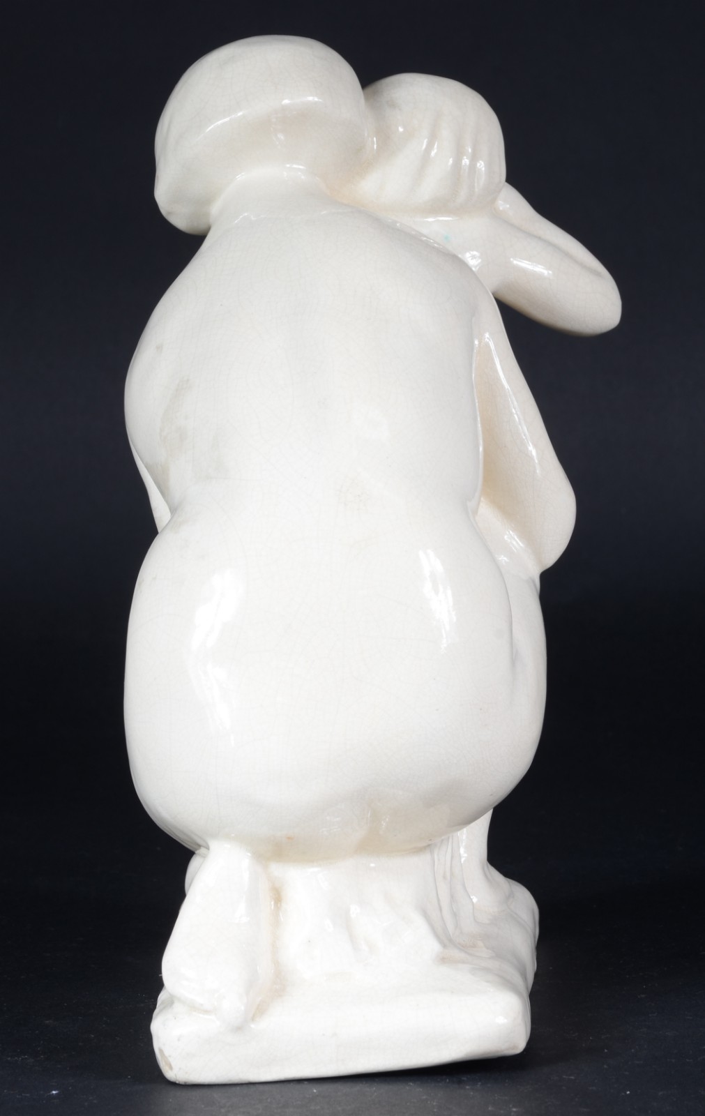 Escultura de cerâmica vitrificada branca representando "Mãe e filho". - foto 4 de 6