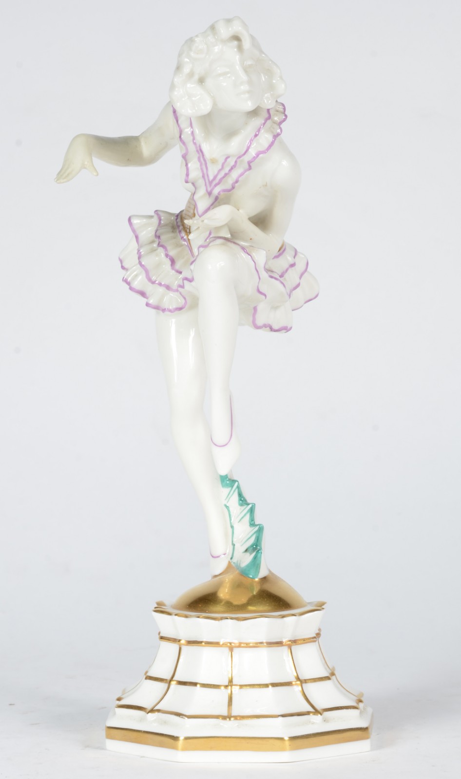 Escultura de porcelana alemã representando figura feminina. Restauro... - foto 1 de 6