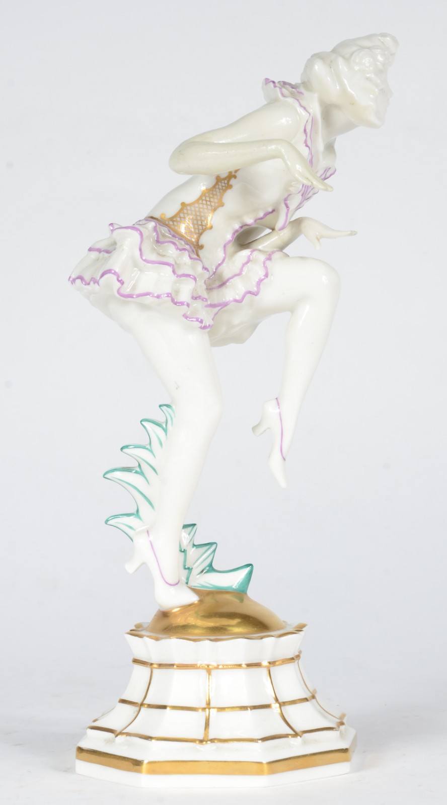 Escultura de porcelana alemã representando figura feminina. Restauro... - foto 2 de 6