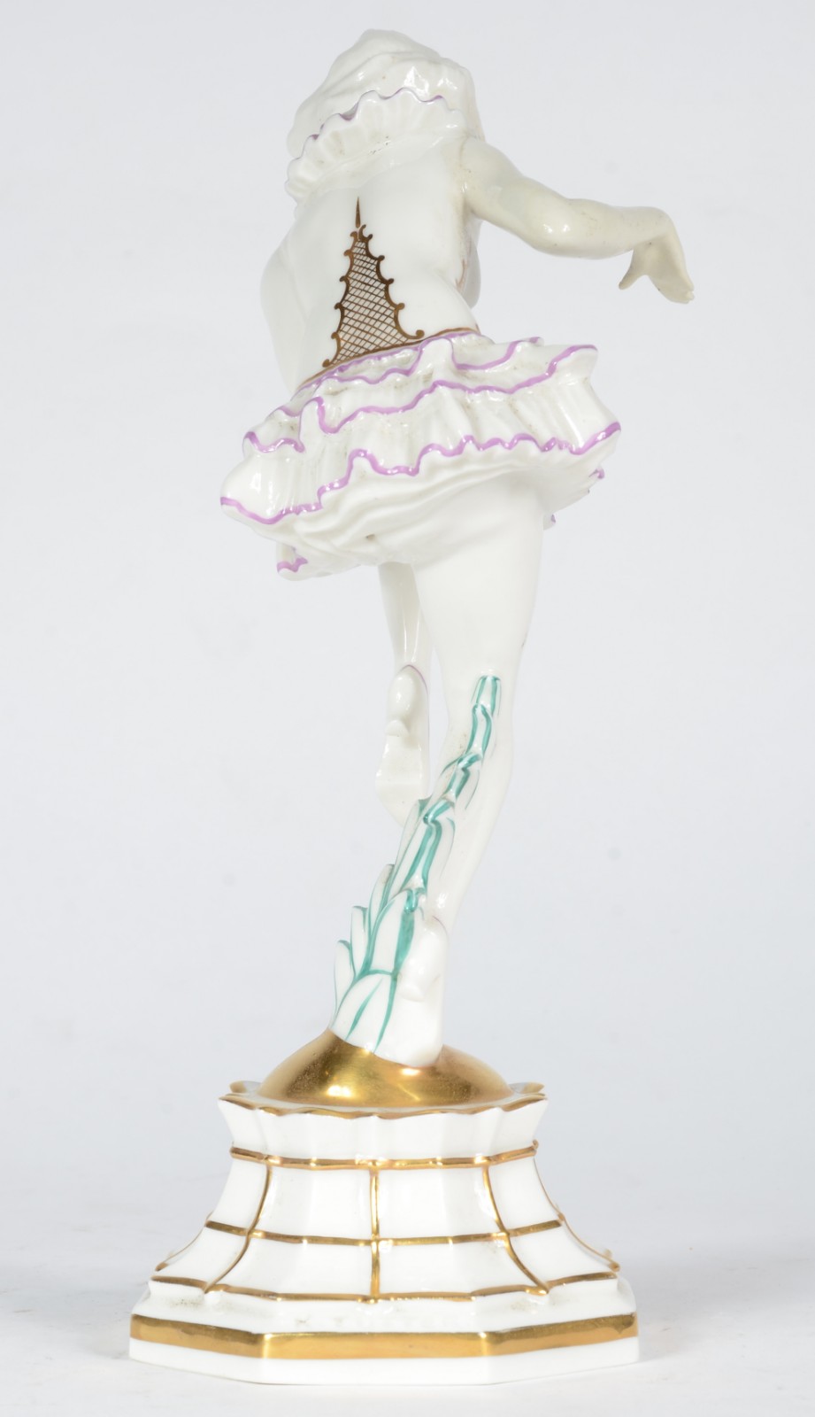 Escultura de porcelana alemã representando figura feminina. Restauro... - foto 3 de 6
