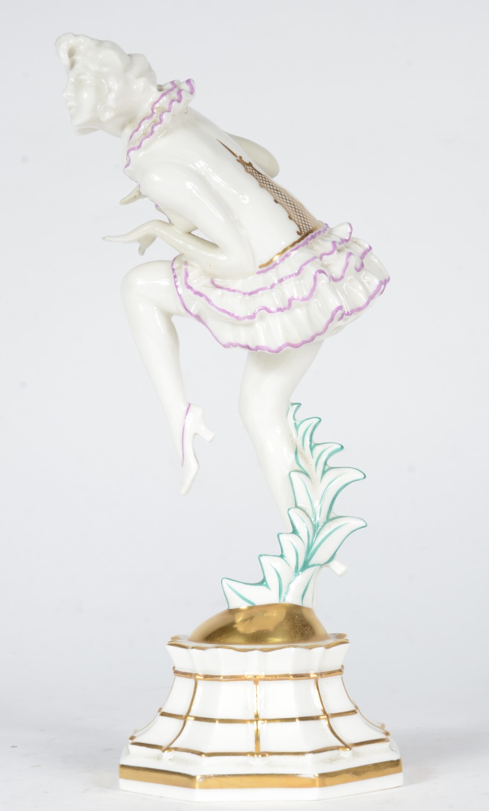 Escultura de porcelana alemã representando figura feminina. Restauro... - foto 4 de 6