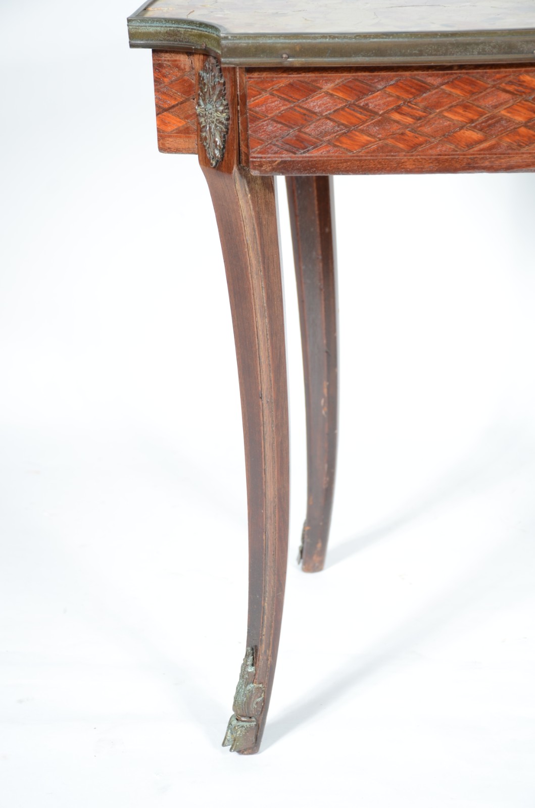 Mesa auxiliar de madeira nobre parquetada, estilo francês, tampo de... - foto 5 de 6
