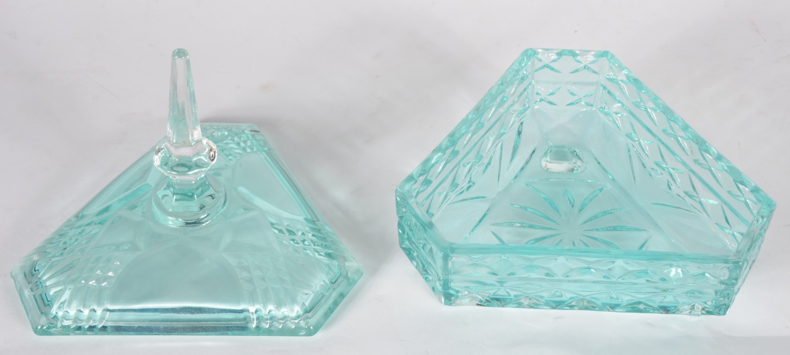 Compoteira de vidro na cor azul feitio triangular. - foto 4 de 6