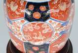 Porcelana Imari (1653),  - Potiche de porcelana japonesa Imari, tampa interna com pegador, e tampa externa arredondada, base de madeira.