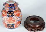 Porcelana Imari (1653),  - Potiche de porcelana japonesa Imari, tampa interna com pegador, e tampa externa arredondada, base de madeira.