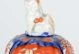 Porcelana Imari (1653),  - Pequeno potiche de porcelana japonesa Imari, pega na forma cão de fó.