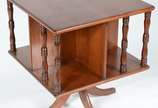 Mesa para livros de madeira nobre, colunas torn... - Mesa para livros de madeira nobre, colunas torneadas, apoio em quatro pernas recurvas. Estilo inglês.