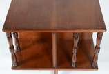 Mesa para livros de madeira nobre, colunas torn... - Mesa para livros de madeira nobre, colunas torneadas, apoio em quatro pernas recurvas. Estilo inglês.