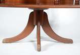 Mesa para livros de madeira nobre, colunas torn... - Mesa para livros de madeira nobre, colunas torneadas, apoio em quatro pernas recurvas. Estilo inglês.
