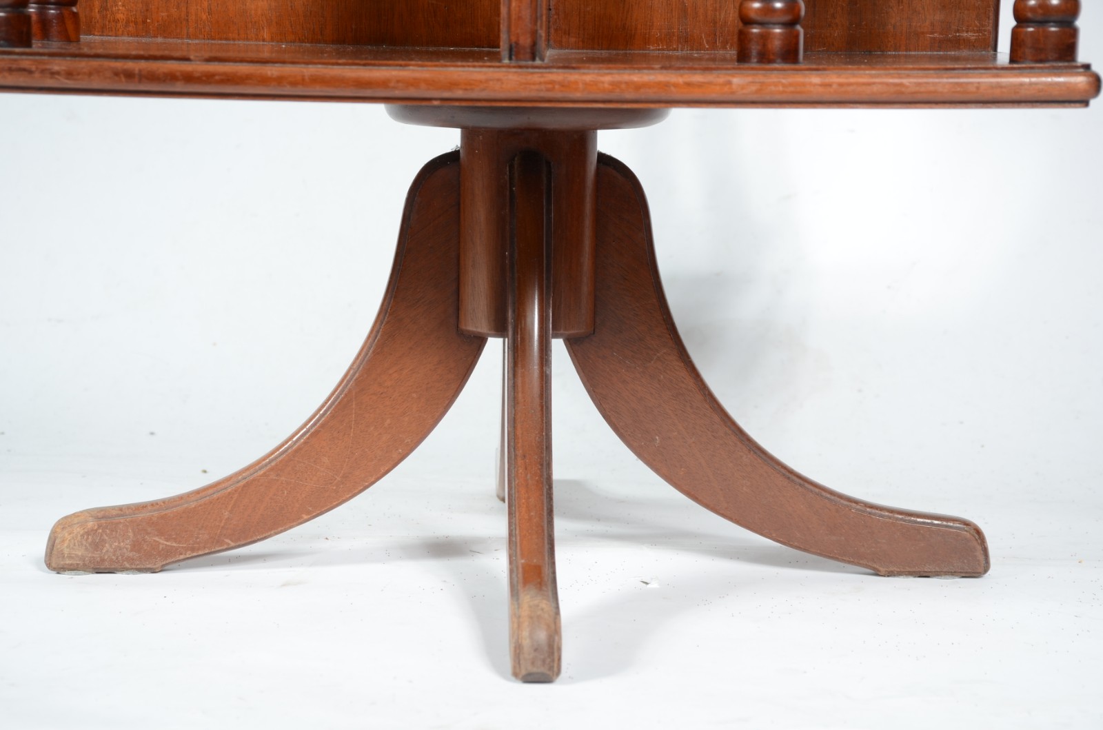 Mesa para livros de madeira nobre, colunas torneadas, apoio em quatro... - foto 5 de 5