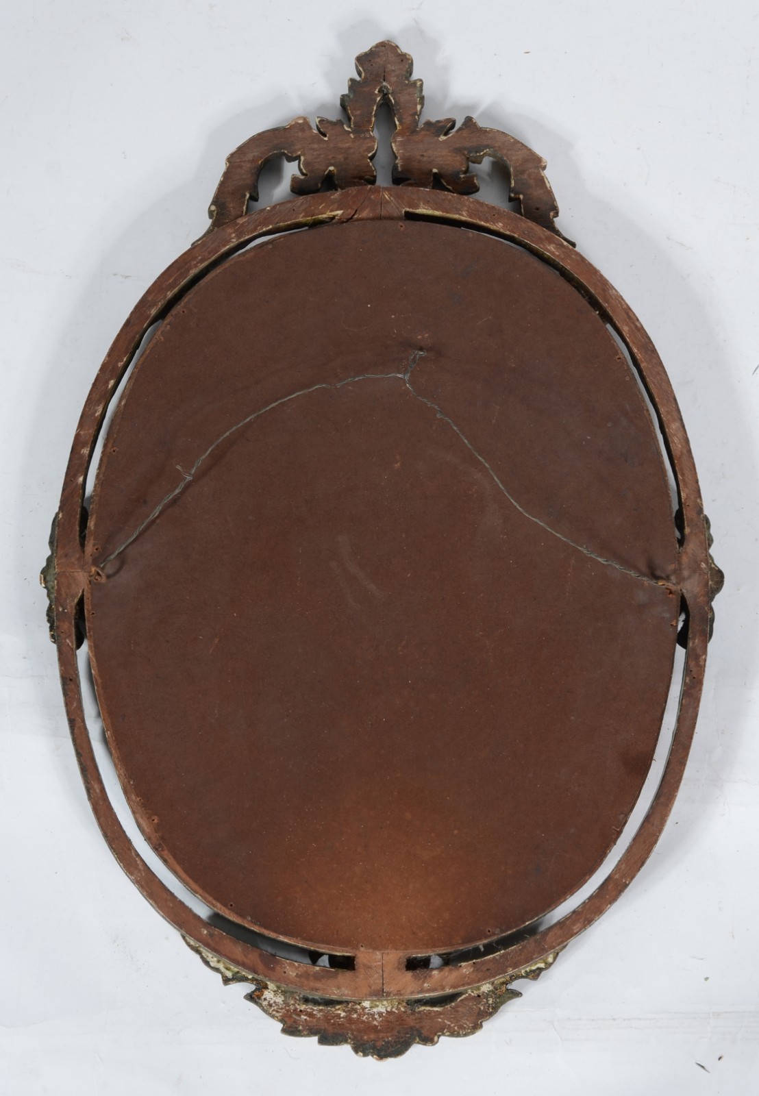 Espelho feitio oval de cristal bisotado com moldura de madeira com... - foto 4 de 4