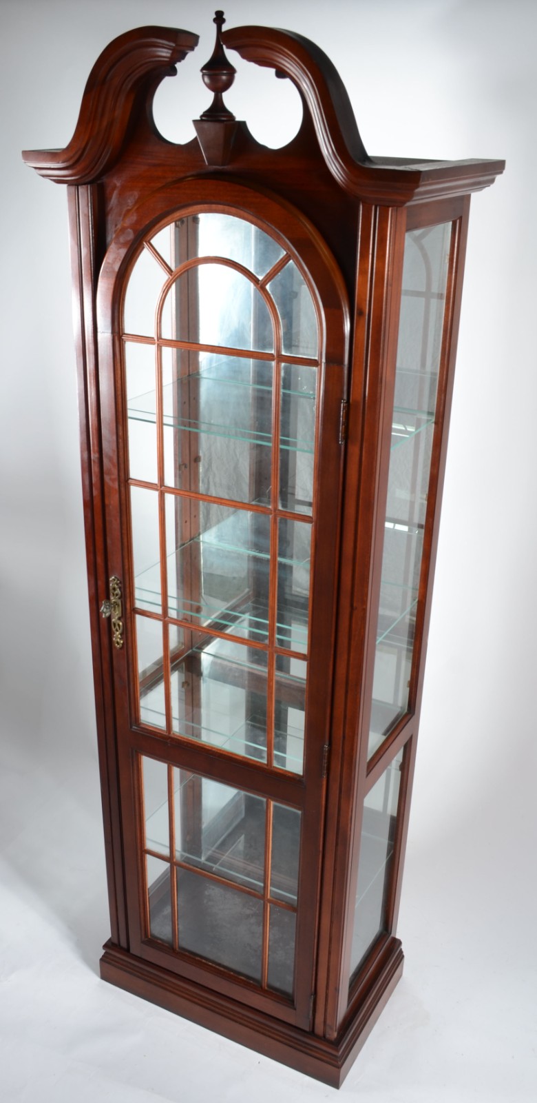 Vitrine de madeira com fundo espelhado e prateleiras de vidro... - foto 1 de 6