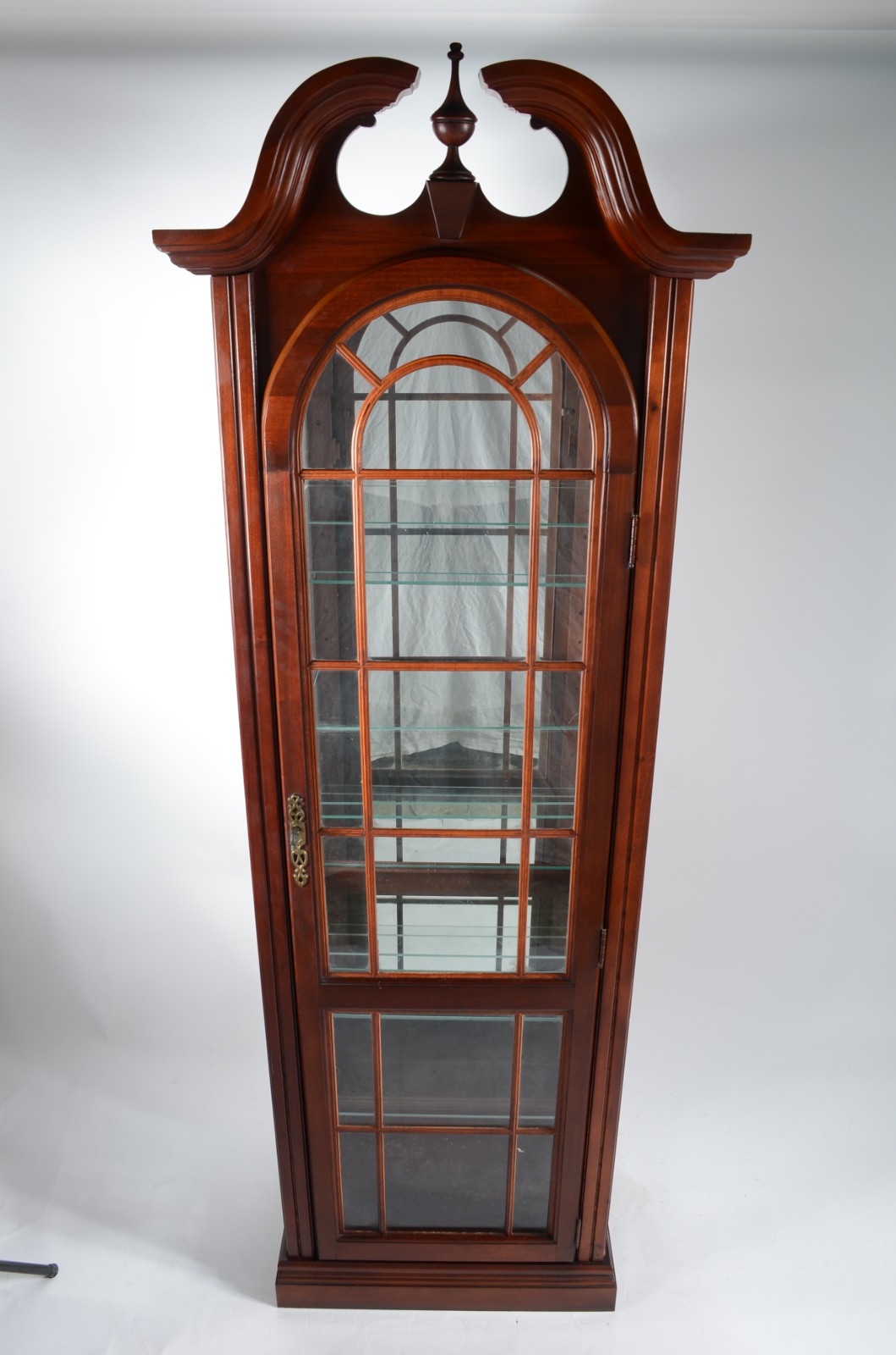 Vitrine de madeira com fundo espelhado e prateleiras de vidro... - foto 2 de 6