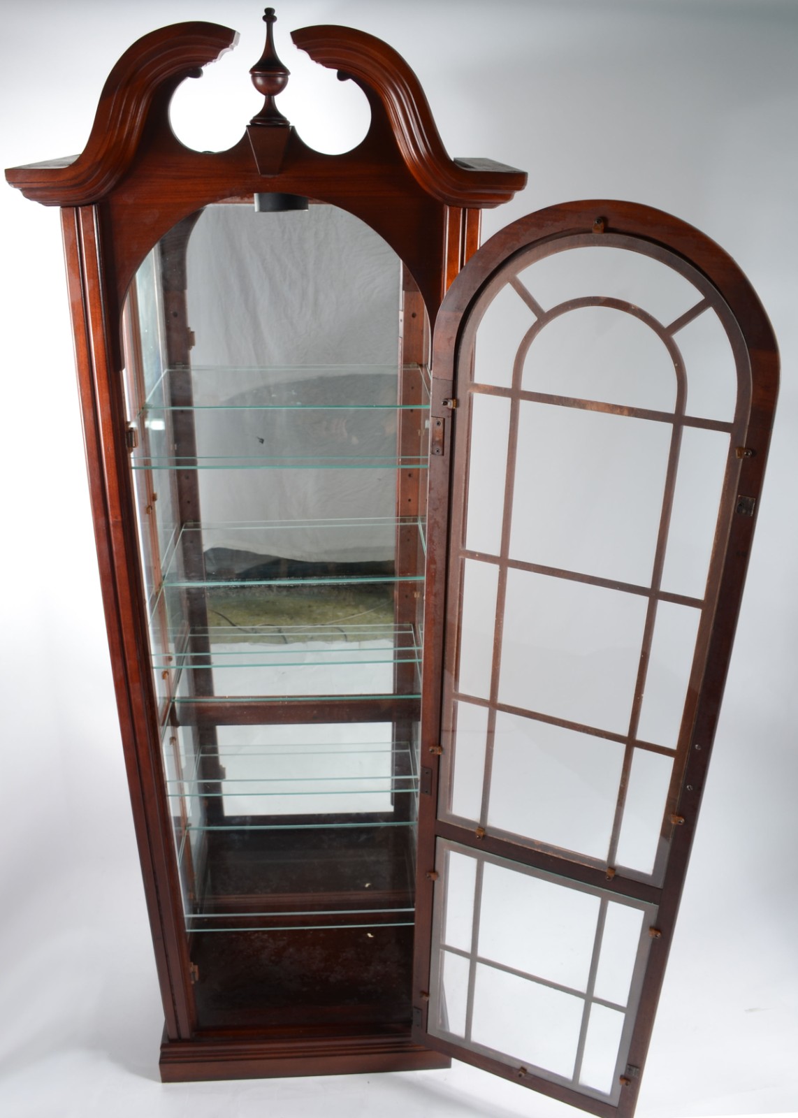 Vitrine de madeira com fundo espelhado e prateleiras de vidro... - foto 3 de 6
