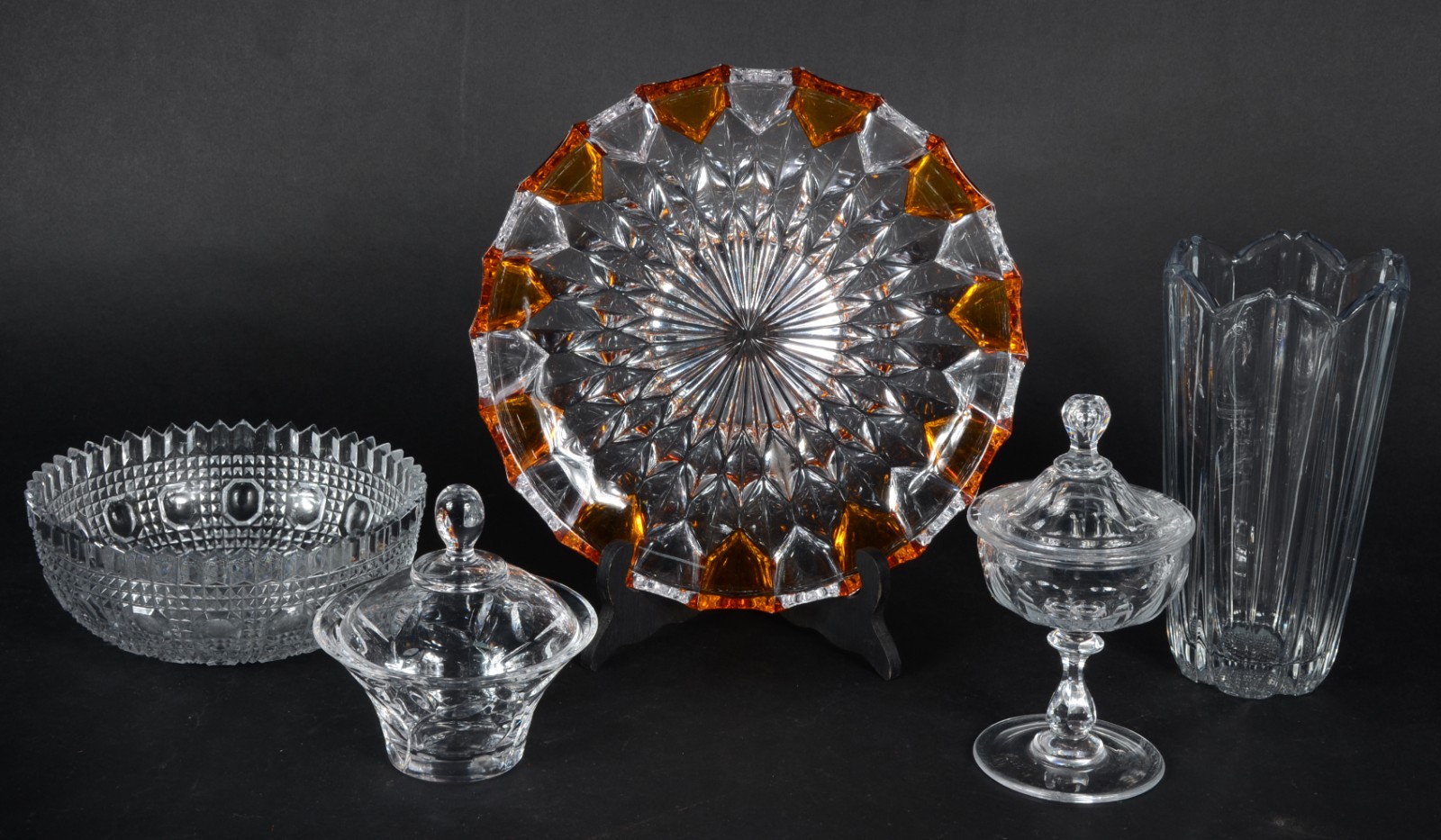 Cinco peças diversas de cristal, sendo: bowl bom borda dentada; prato... - foto 1 de 9