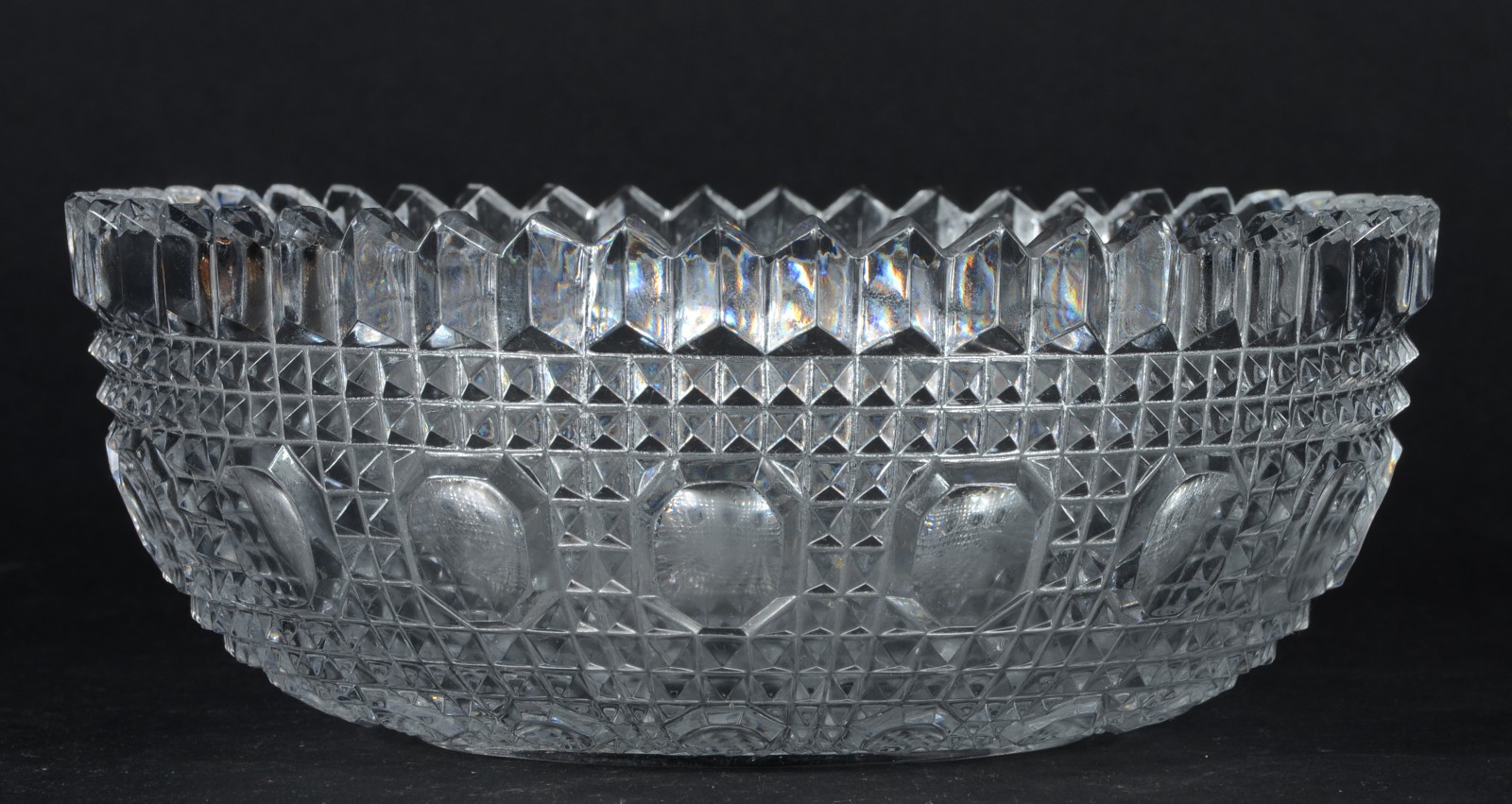 Cinco peças diversas de cristal, sendo: bowl bom borda dentada; prato... - foto 5 de 9