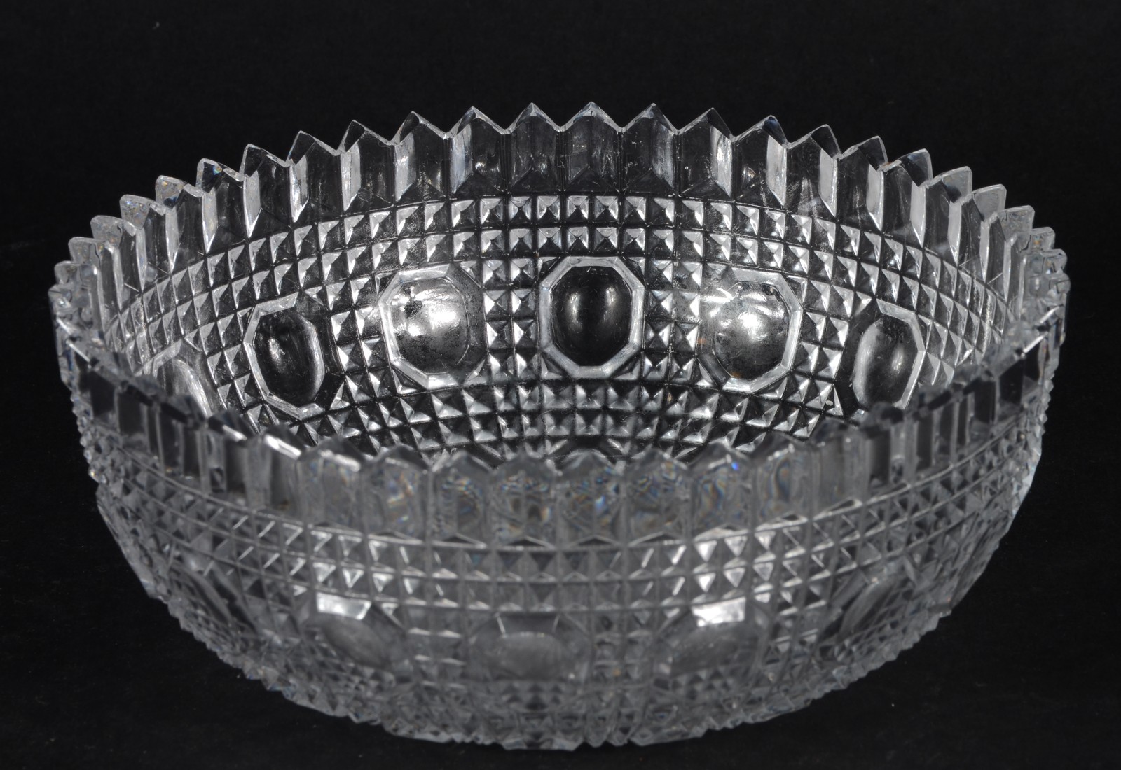 Cinco peças diversas de cristal, sendo: bowl bom borda dentada; prato... - foto 6 de 9