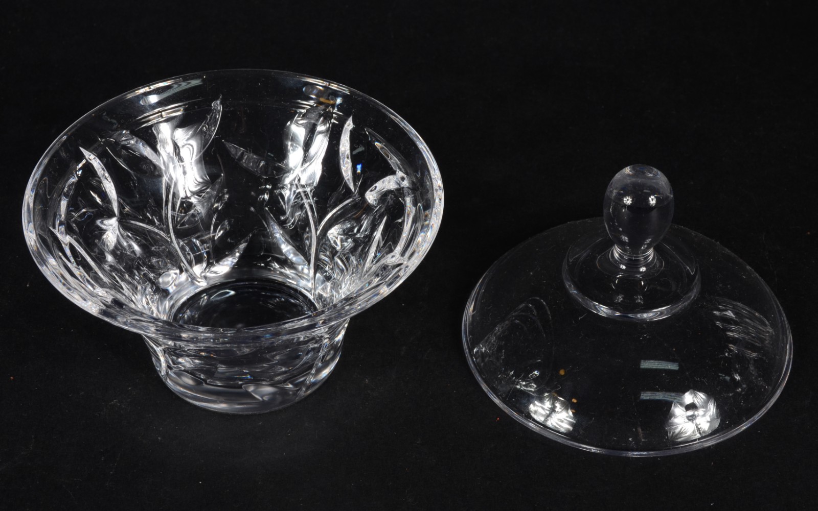 Cinco peças diversas de cristal, sendo: bowl bom borda dentada; prato... - foto 7 de 9