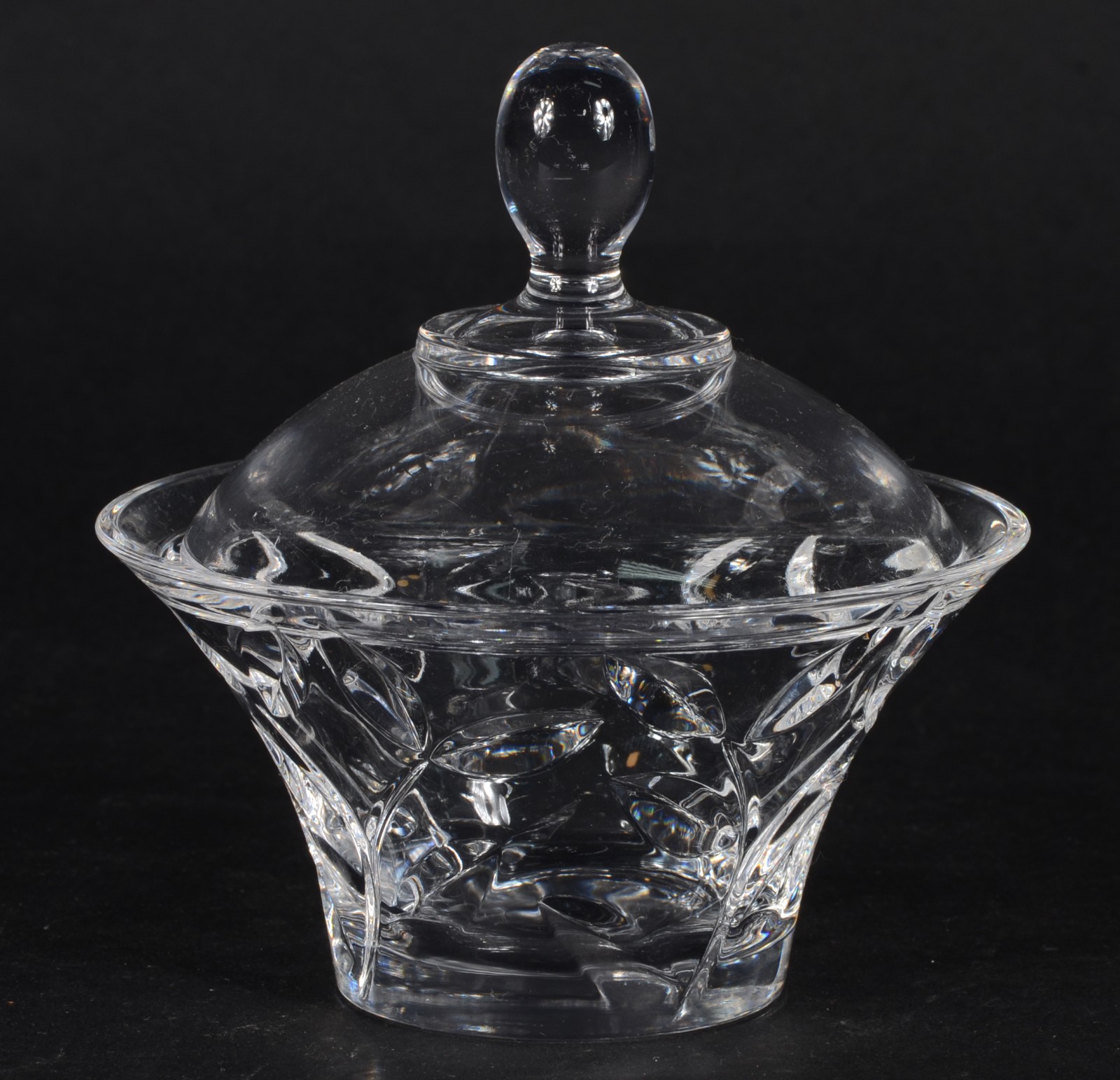 Cinco peças diversas de cristal, sendo: bowl bom borda dentada; prato... - foto 8 de 9