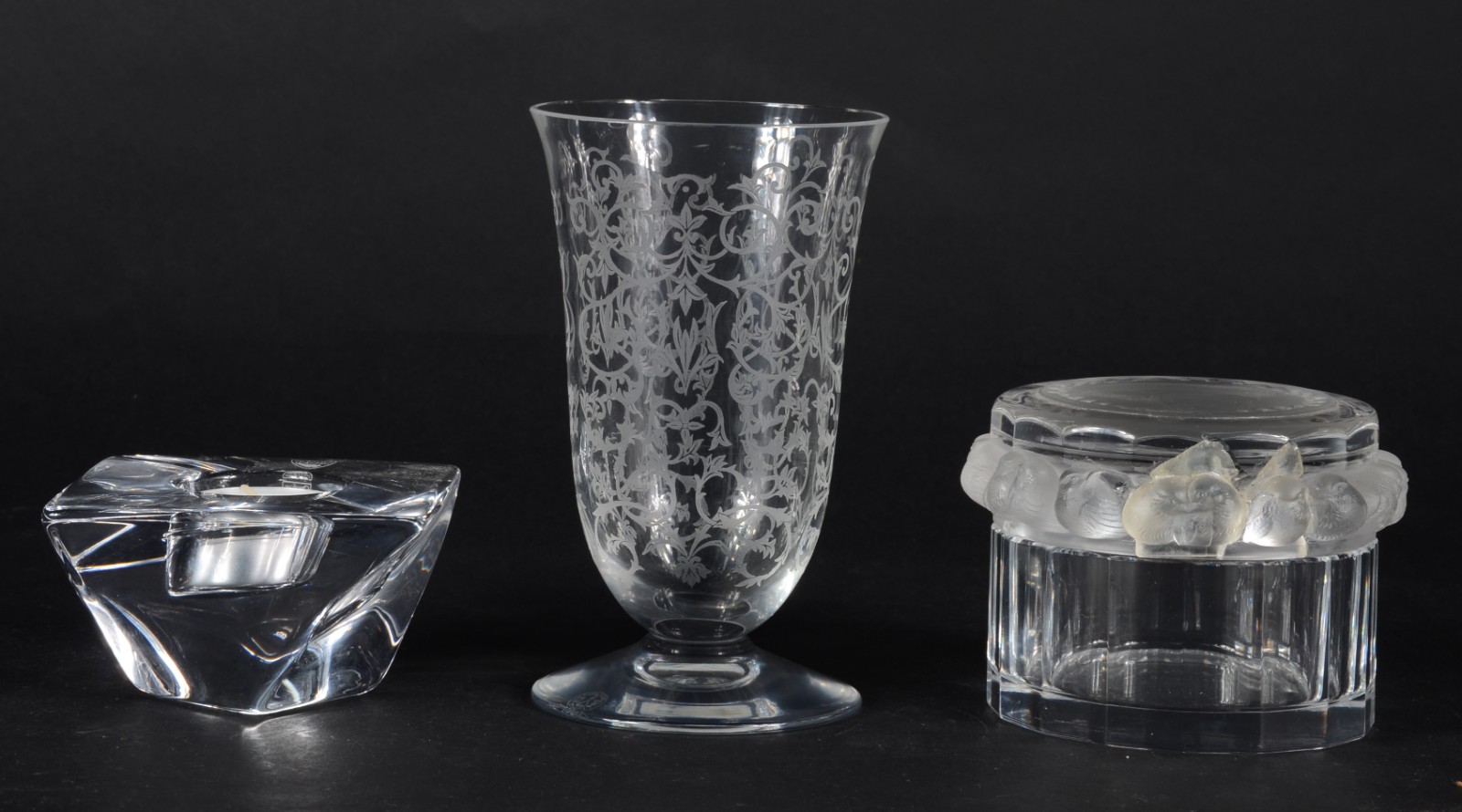 Três peças diversas de cristal europeu, sendo: caixa francesa Lalique... - foto 1 de 10