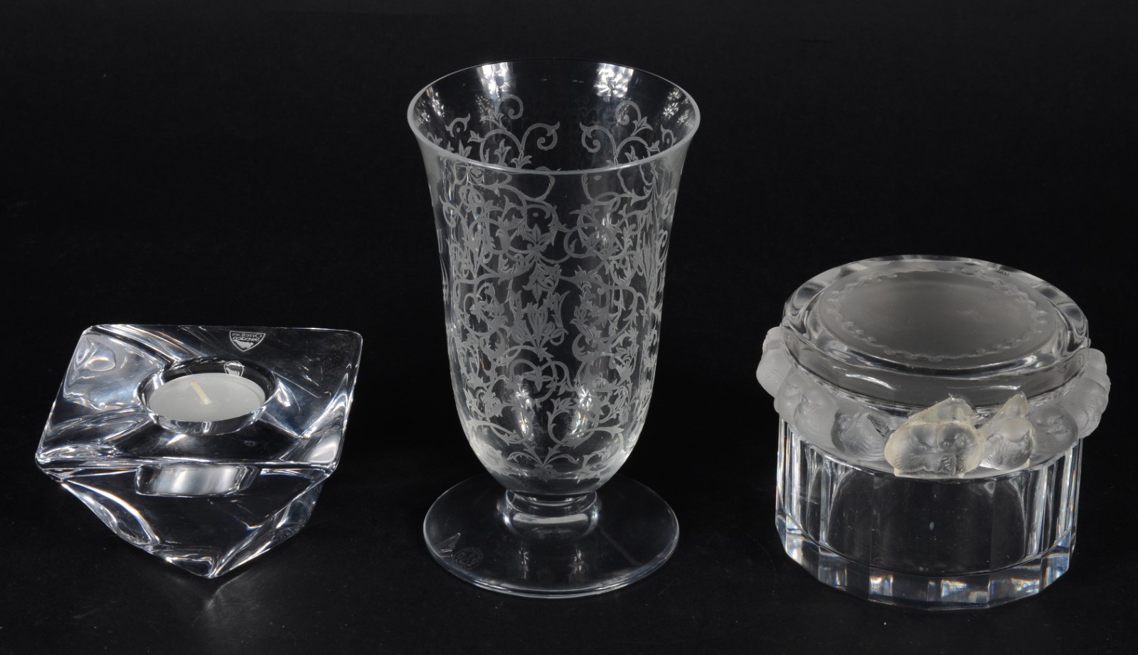 Três peças diversas de cristal europeu, sendo: caixa francesa Lalique... - foto 2 de 10