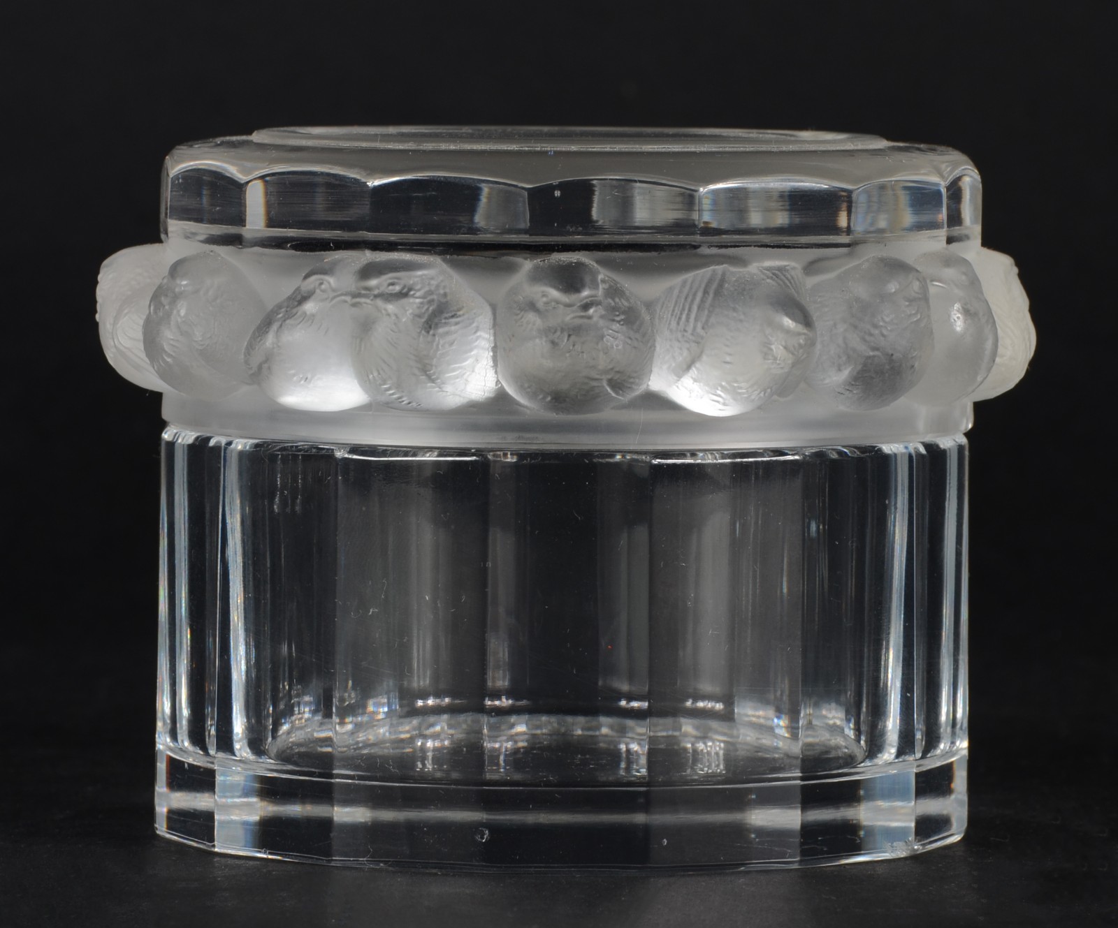 Três peças diversas de cristal europeu, sendo: caixa francesa Lalique... - foto 4 de 10