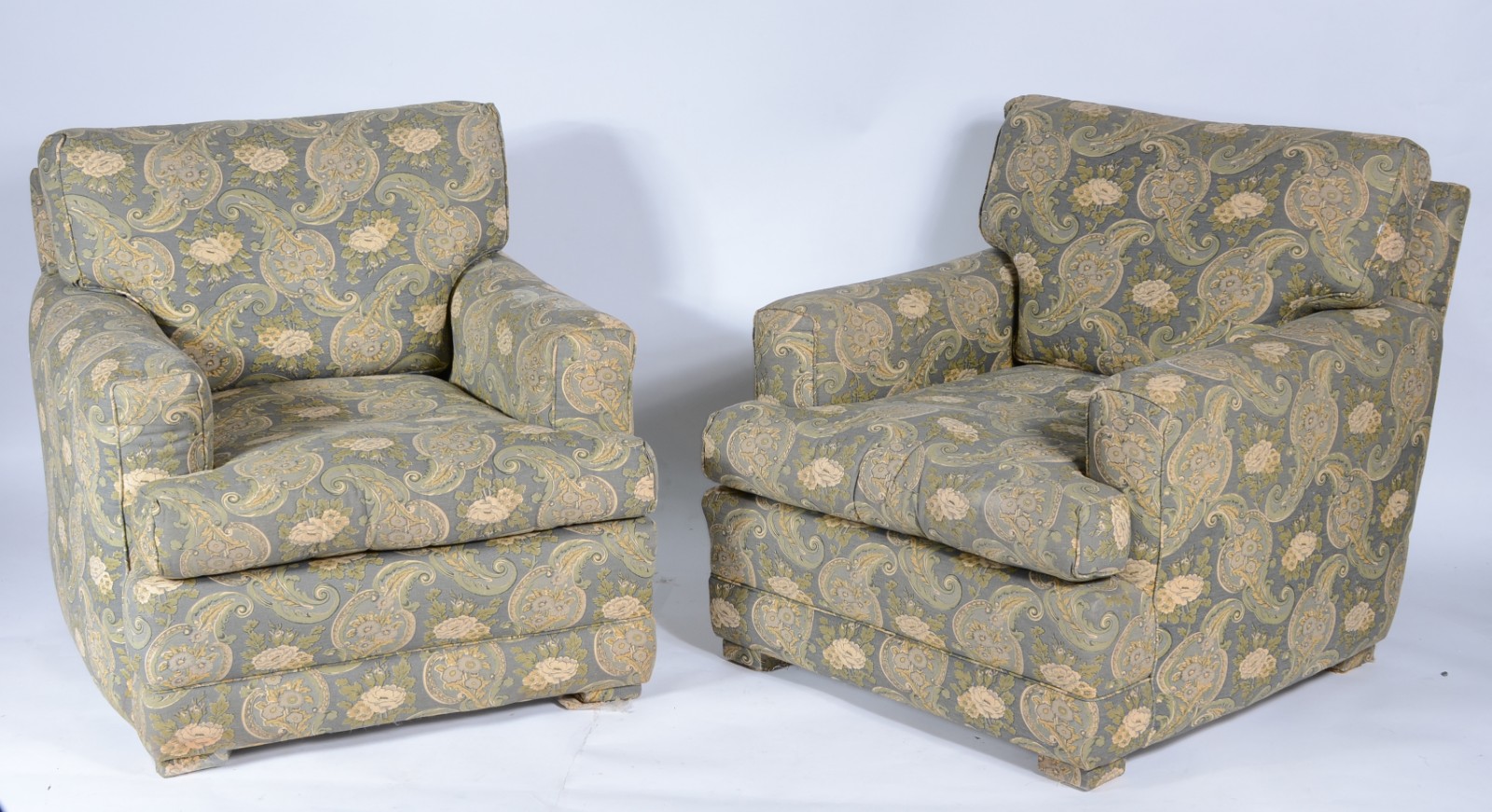 Par de poltronas estofadas e forradas com tecido estampado verde... - foto 1 de 4
