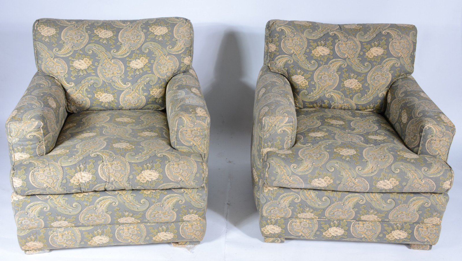 Par de poltronas estofadas e forradas com tecido estampado verde... - foto 2 de 4