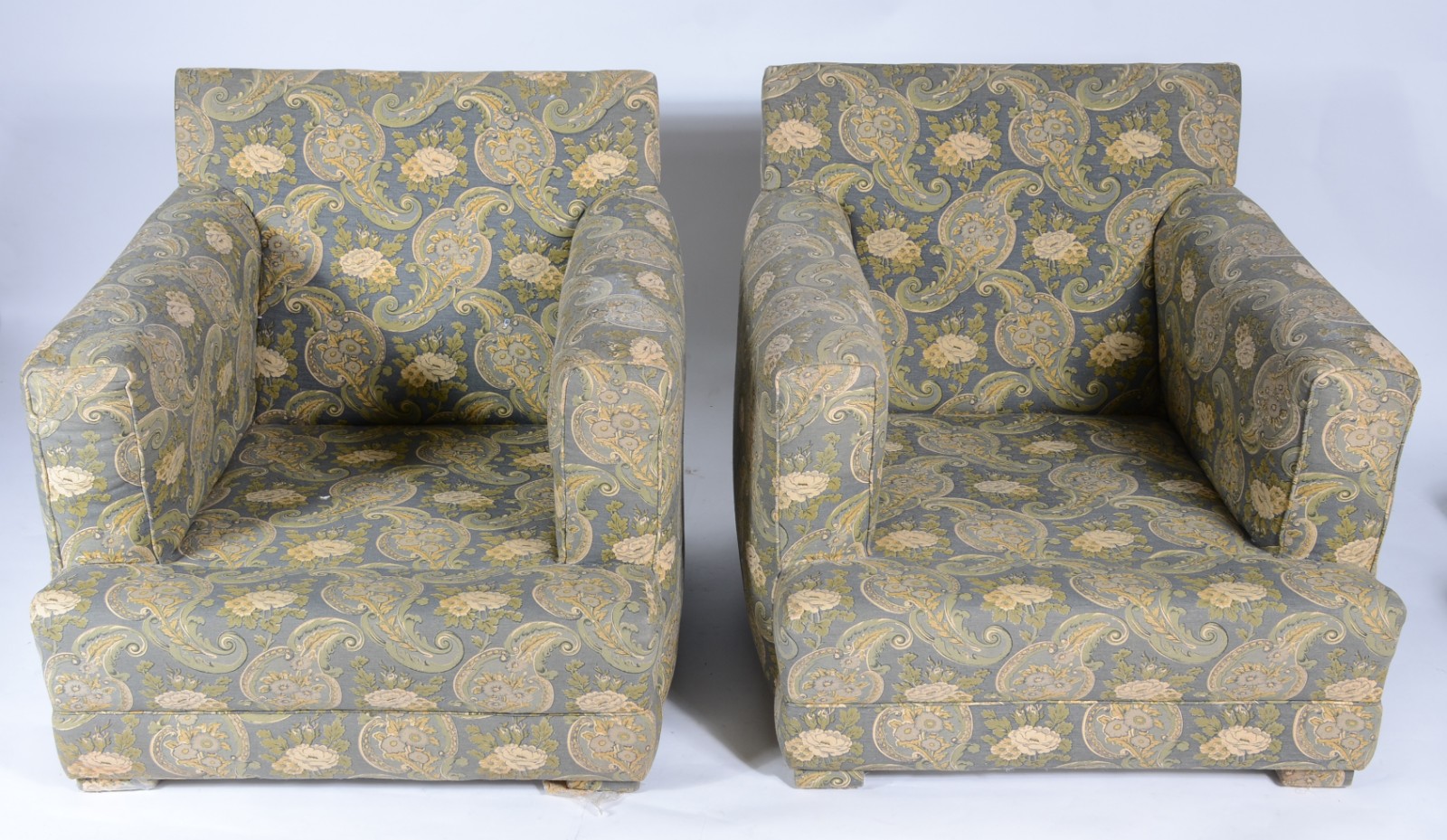 Par de poltronas estofadas e forradas com tecido estampado verde... - foto 3 de 4