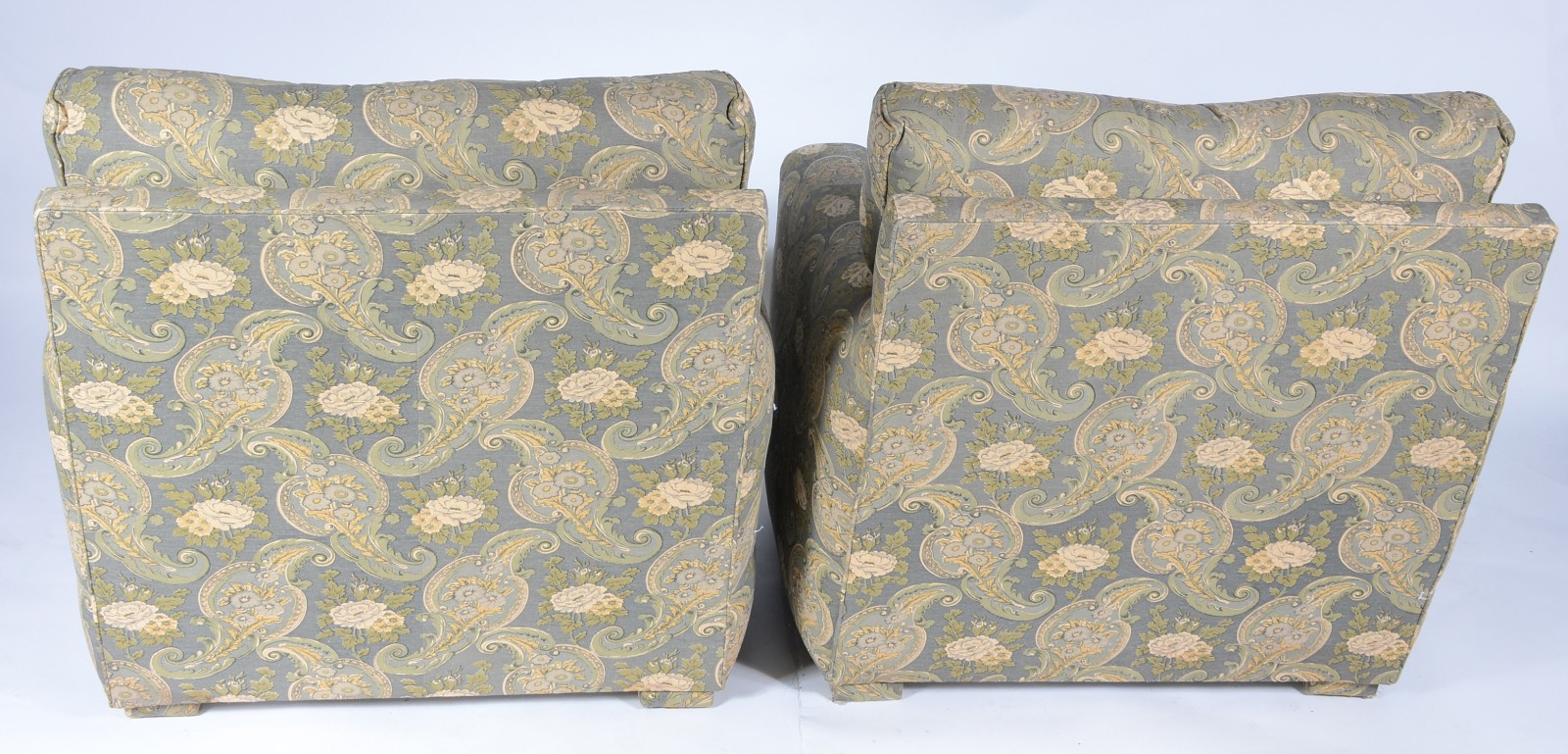 Par de poltronas estofadas e forradas com tecido estampado verde... - foto 4 de 4
