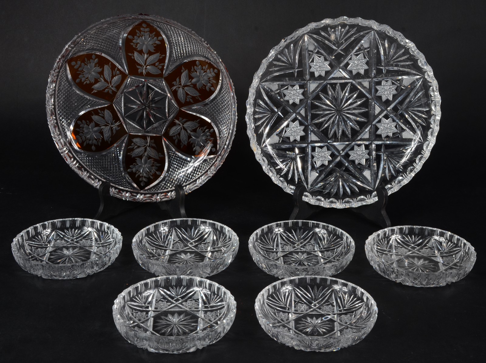Conjunto de cristal tcheco lapidado, composto de: dois pratos grandes... - foto 1 de 3