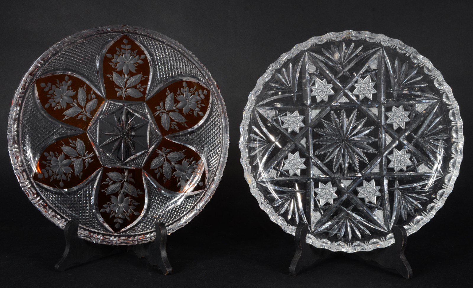 Conjunto de cristal tcheco lapidado, composto de: dois pratos grandes... - foto 2 de 3