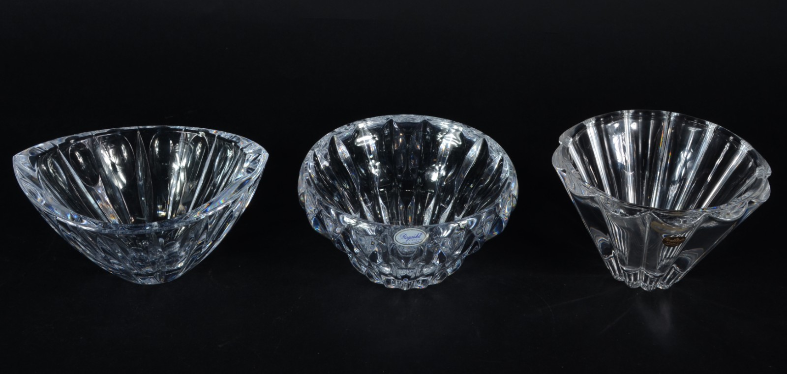 Três bowls diversos de cristal europeu lapidado. Assinados... - foto 1 de 7