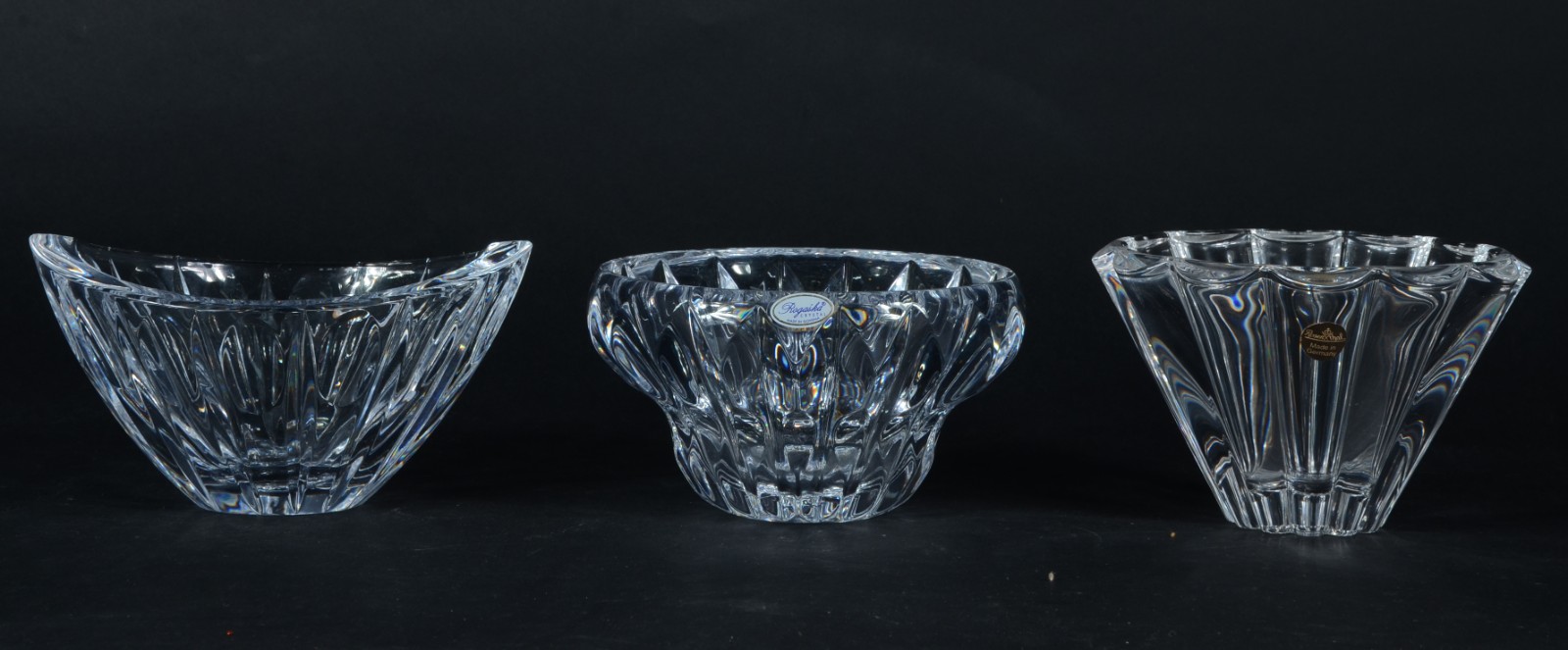 Três bowls diversos de cristal europeu lapidado. Assinados... - foto 2 de 7