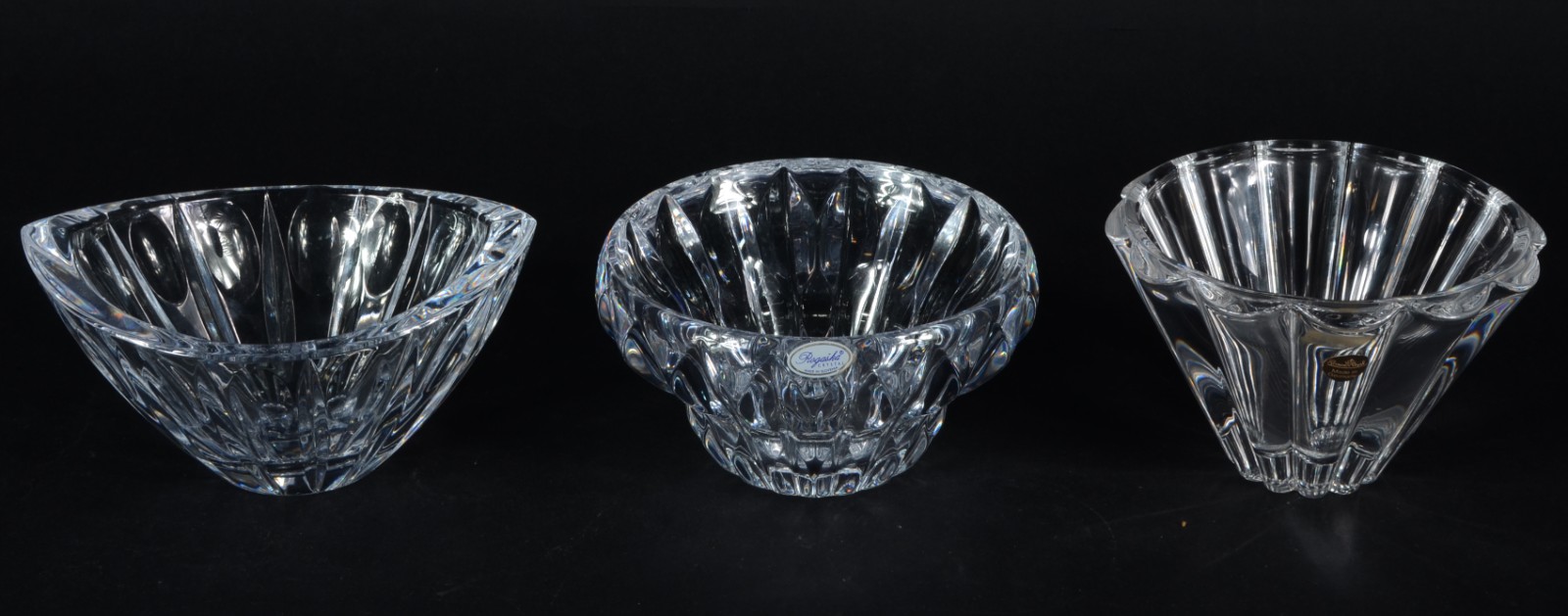 Três bowls diversos de cristal europeu lapidado. Assinados... - foto 3 de 7