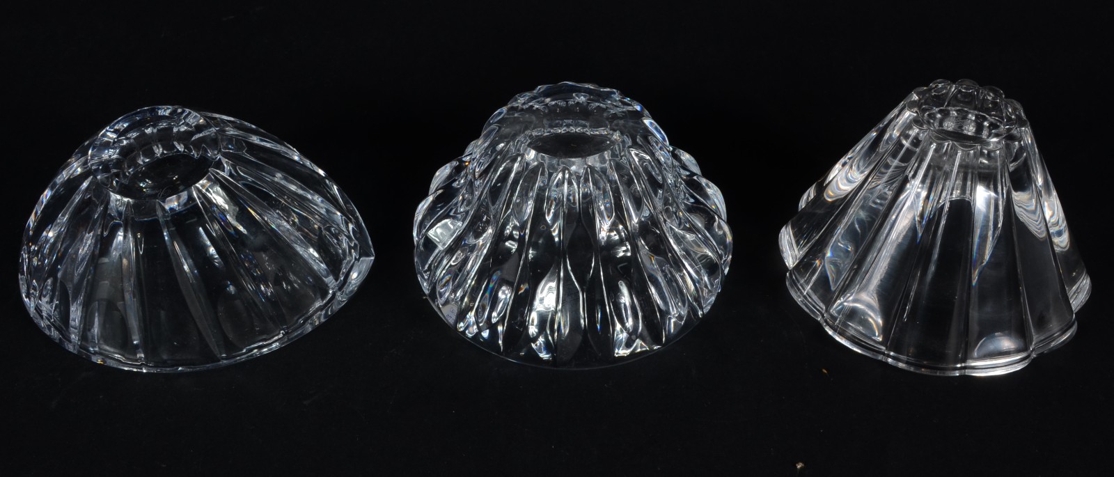 Três bowls diversos de cristal europeu lapidado. Assinados... - foto 4 de 7