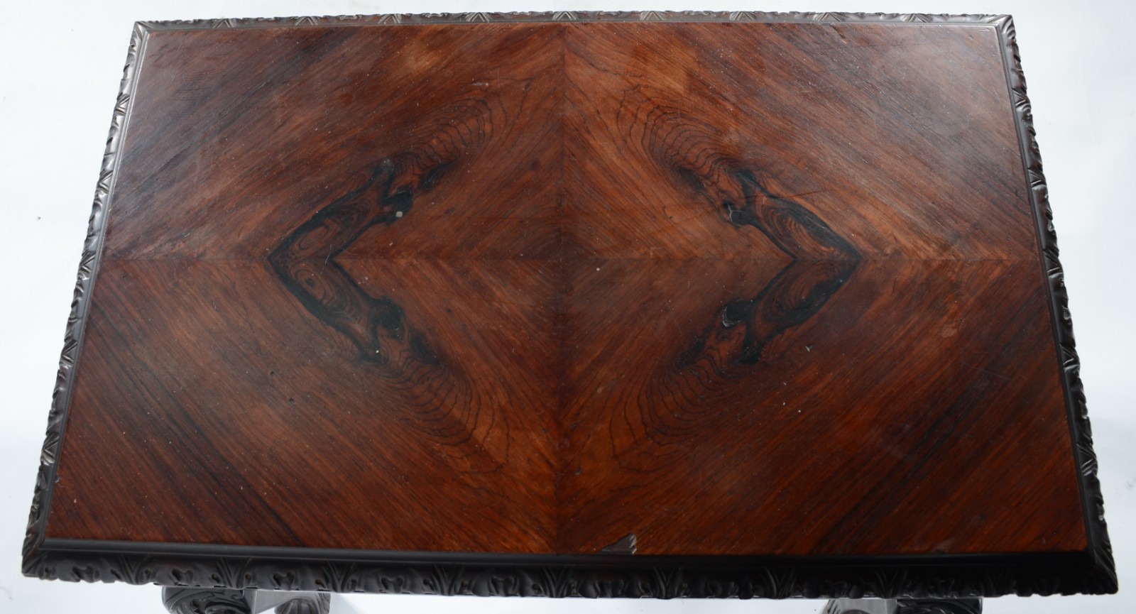 Mesa auxiliar de madeira nobre com nicho central vazado e pés de... - foto 5 de 7