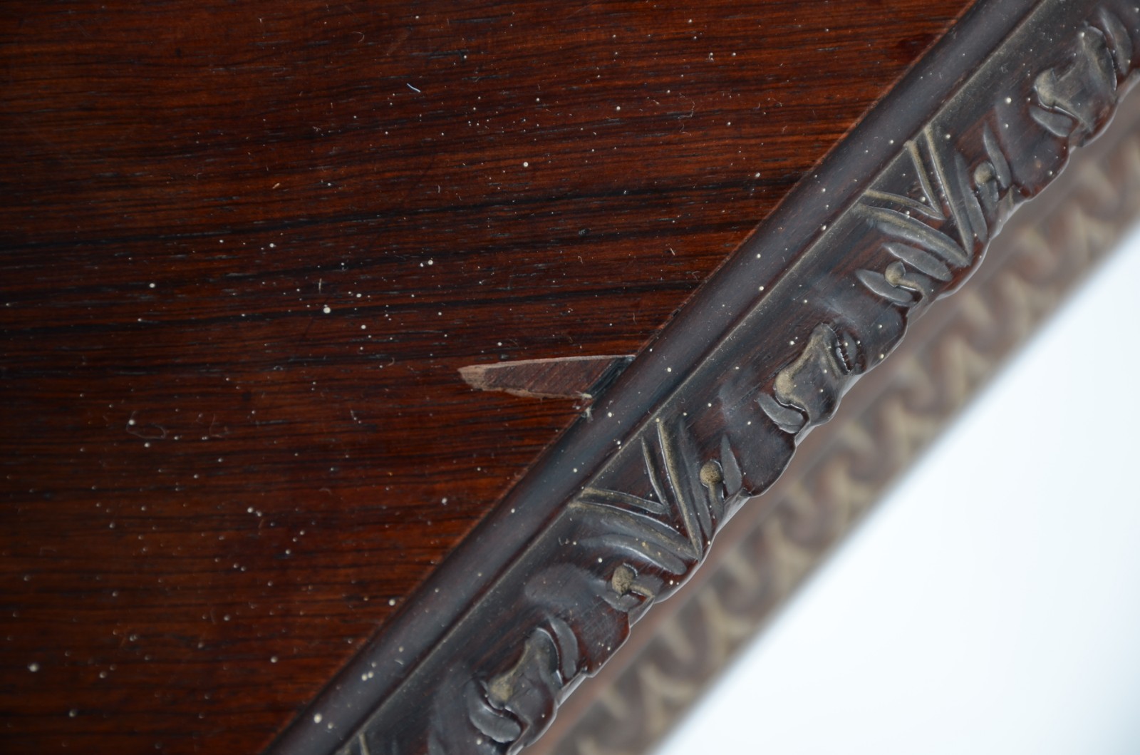 Mesa auxiliar de madeira nobre com nicho central vazado e pés de... - foto 6 de 7