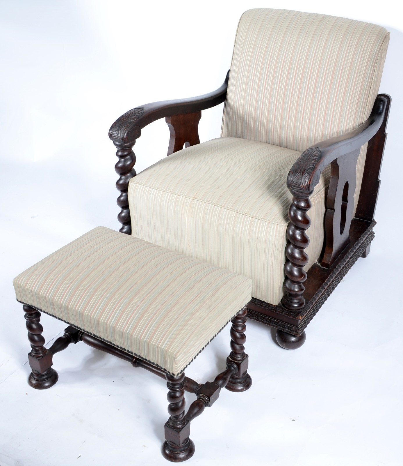 Poltrona com banqueta de madeira nobre com detalhes entalhados e... - foto 1 de 10