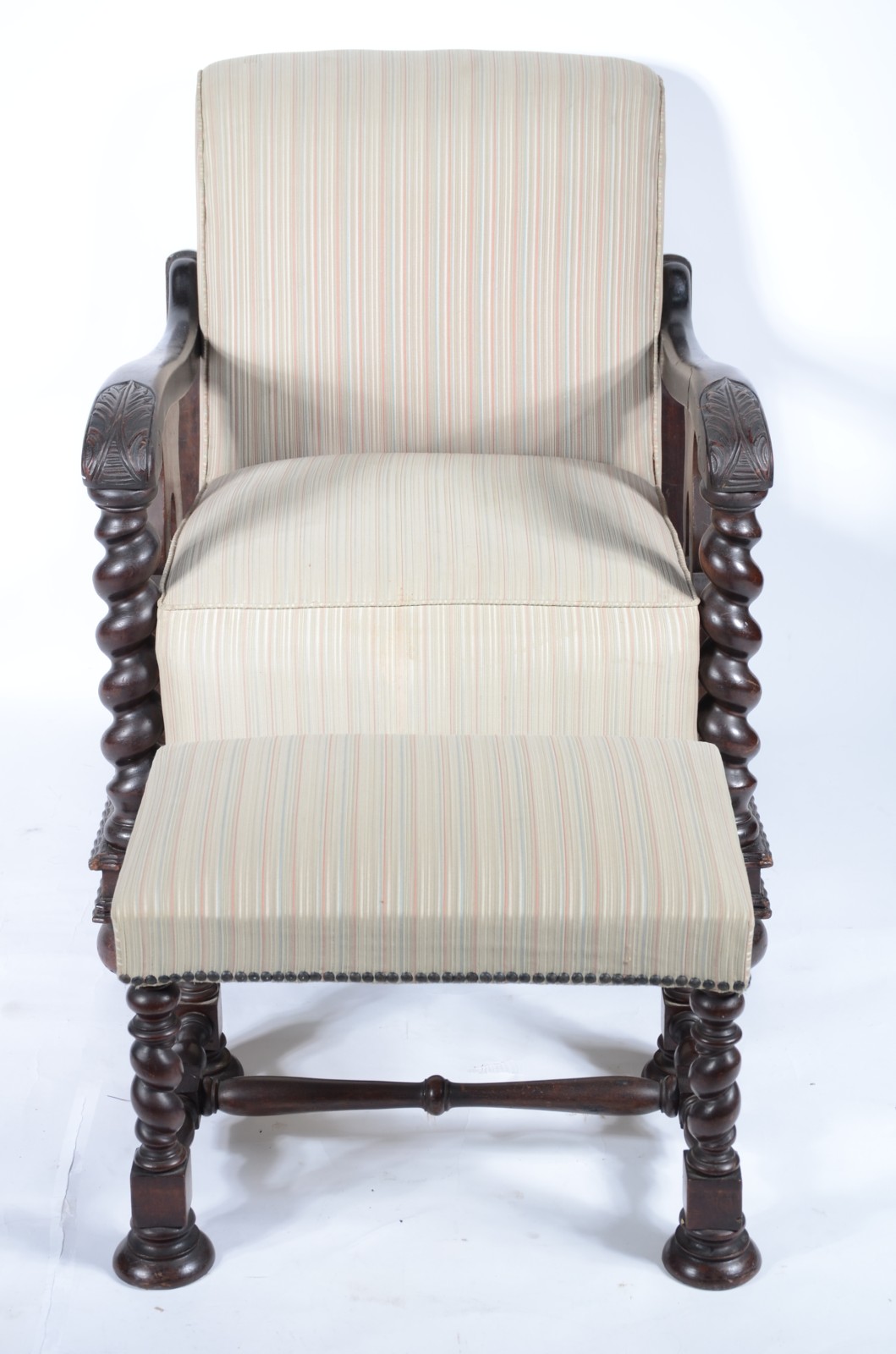 Poltrona com banqueta de madeira nobre com detalhes entalhados e... - foto 2 de 10