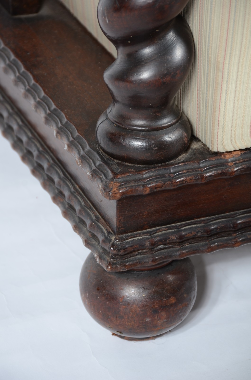 Poltrona com banqueta de madeira nobre com detalhes entalhados e... - foto 3 de 10