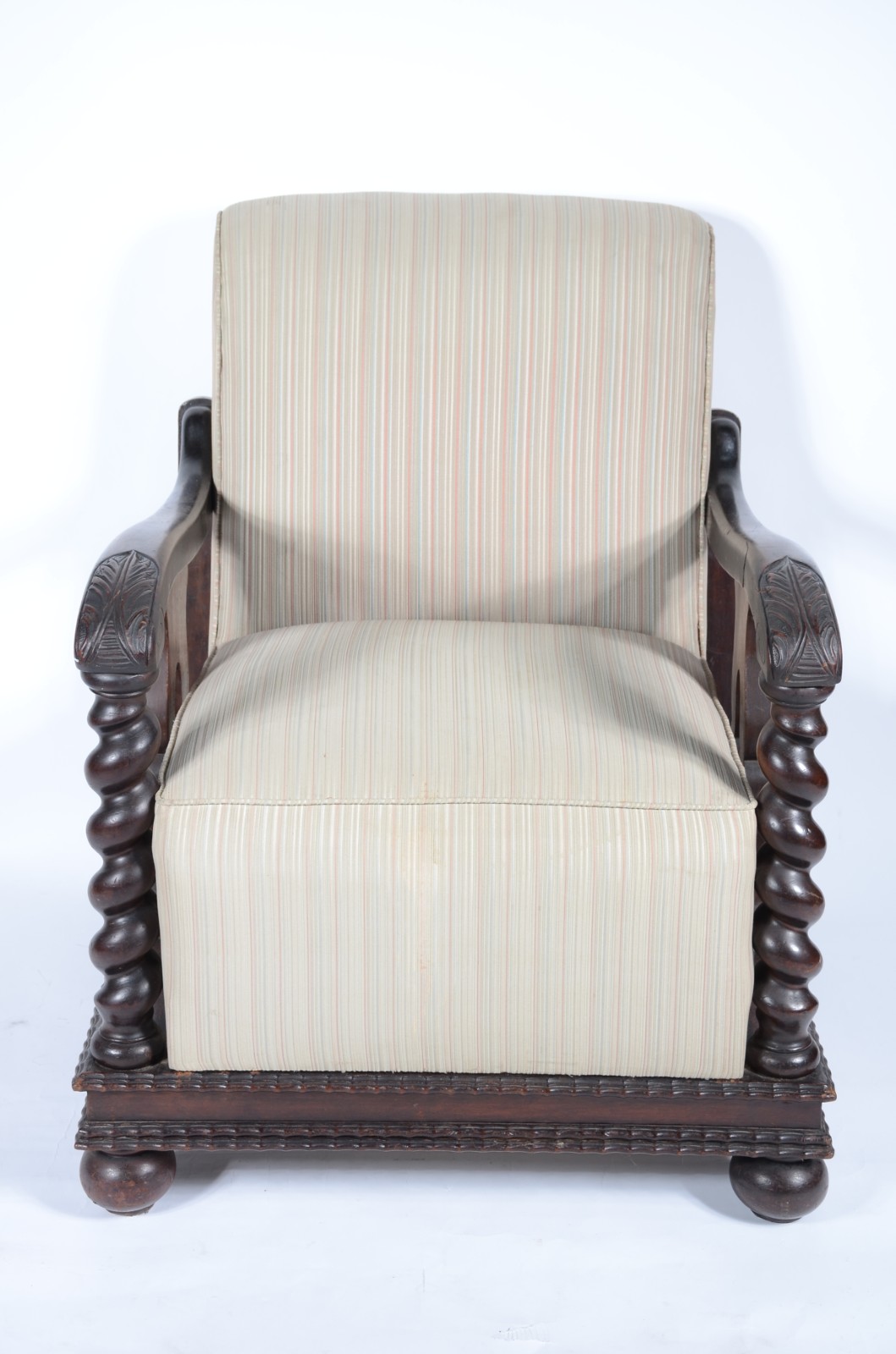 Poltrona com banqueta de madeira nobre com detalhes entalhados e... - foto 4 de 10