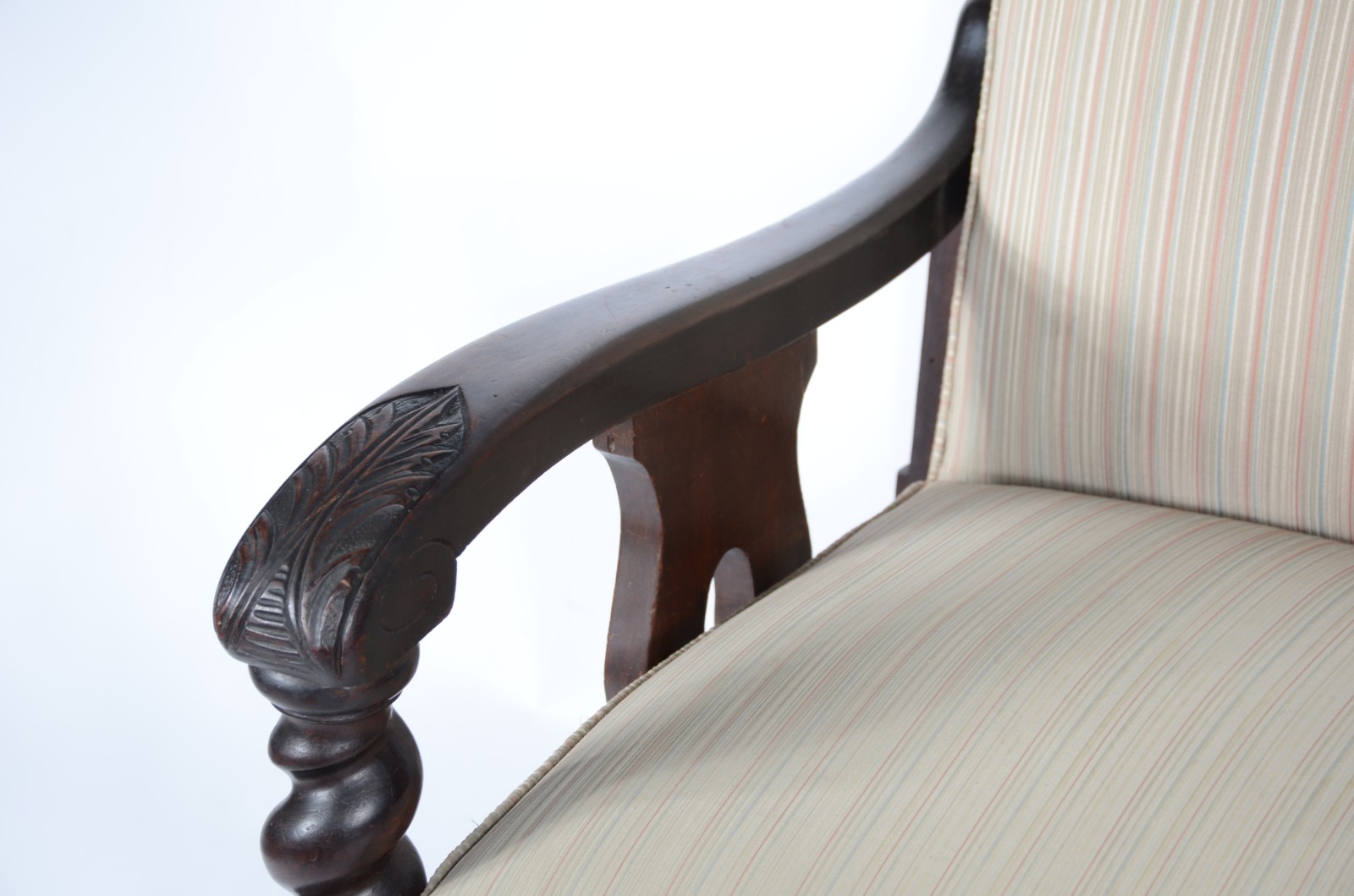 Poltrona com banqueta de madeira nobre com detalhes entalhados e... - foto 5 de 10